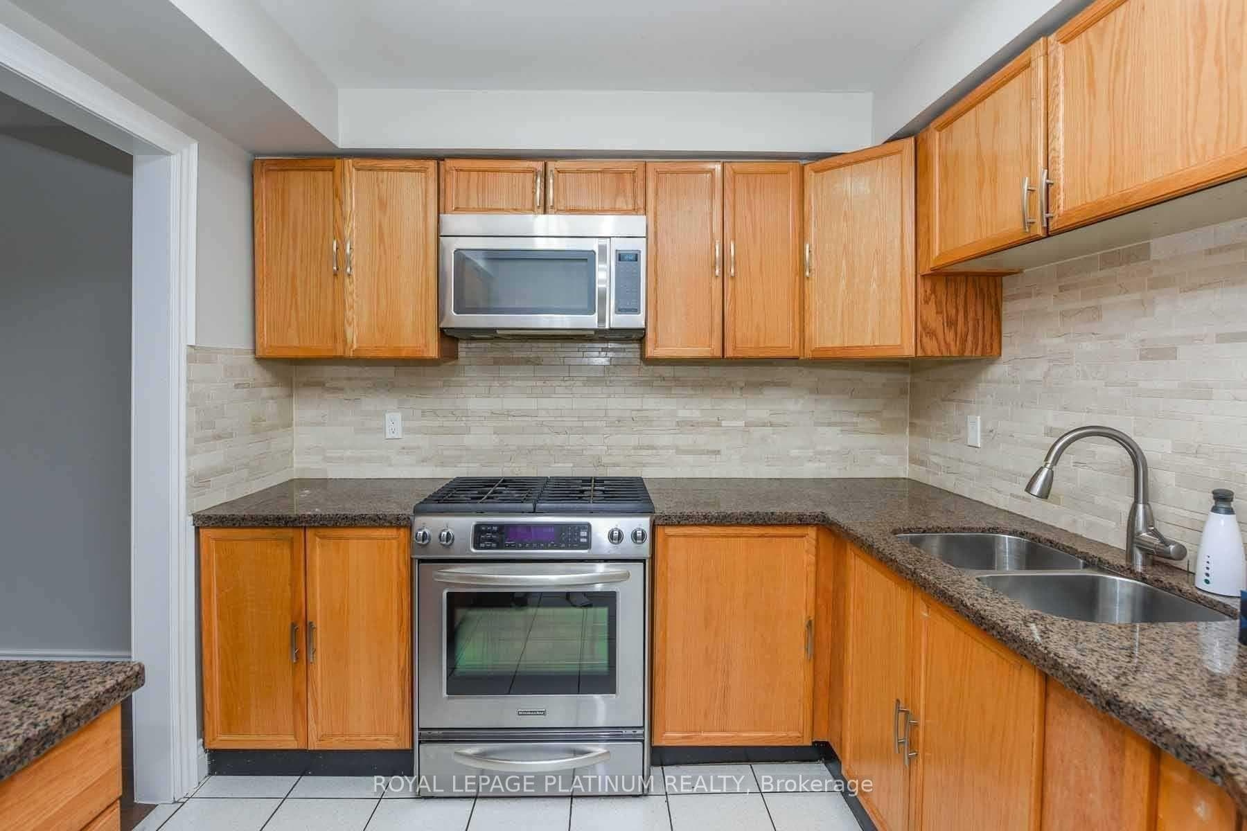 63 Lord Simcoe Drive photo 9