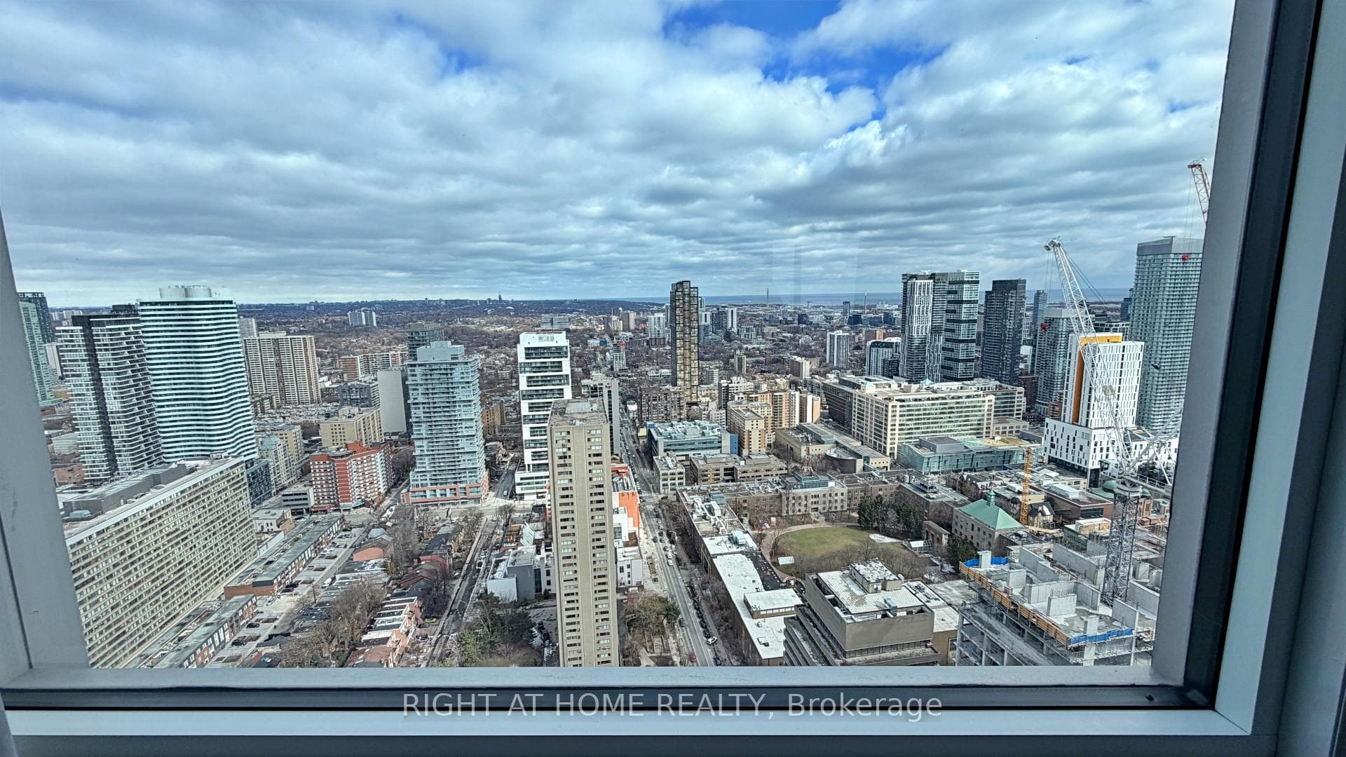 386 Yonge Street Unit 4207 photo 32