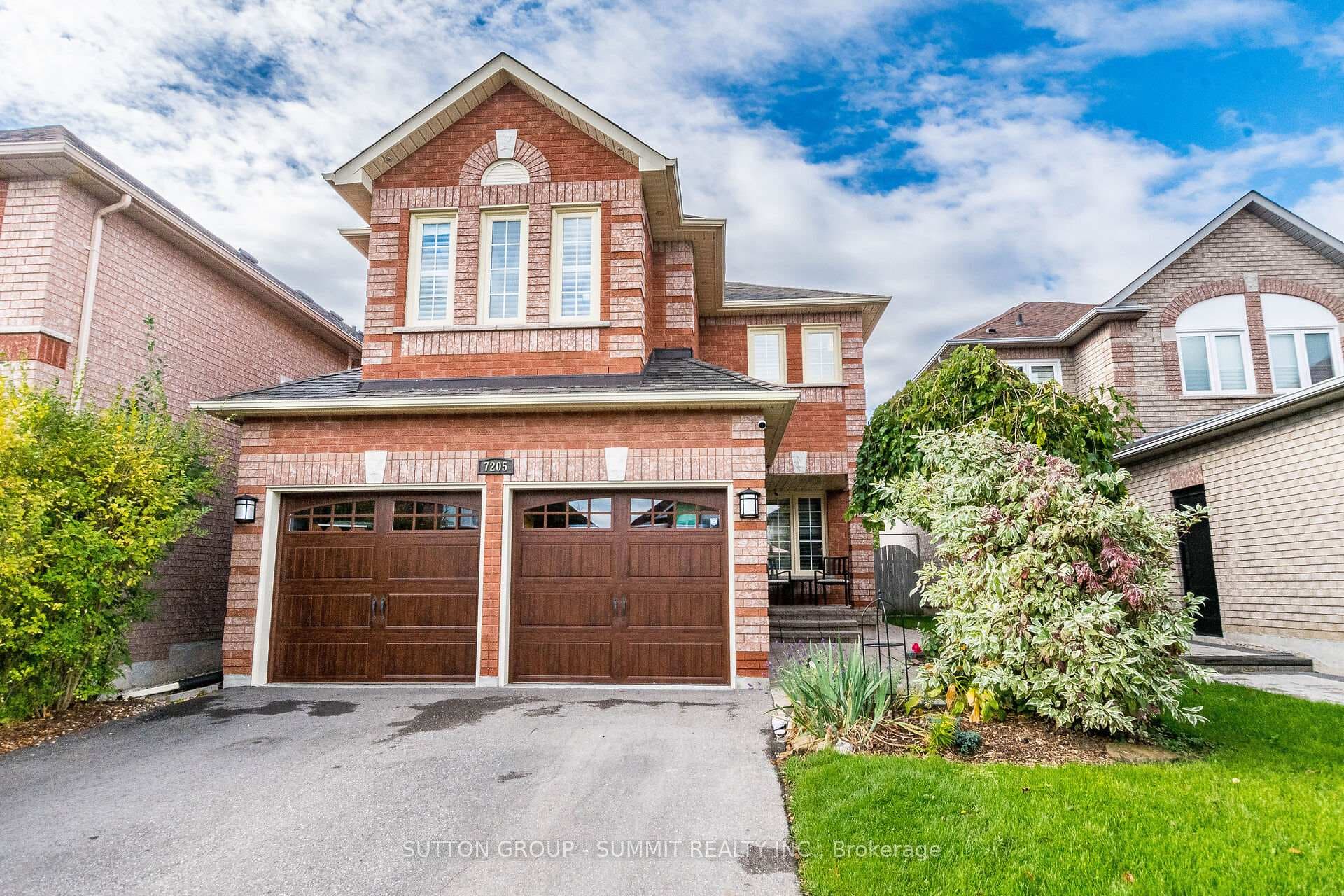 7205 SPYGLASS Crescent photo 1