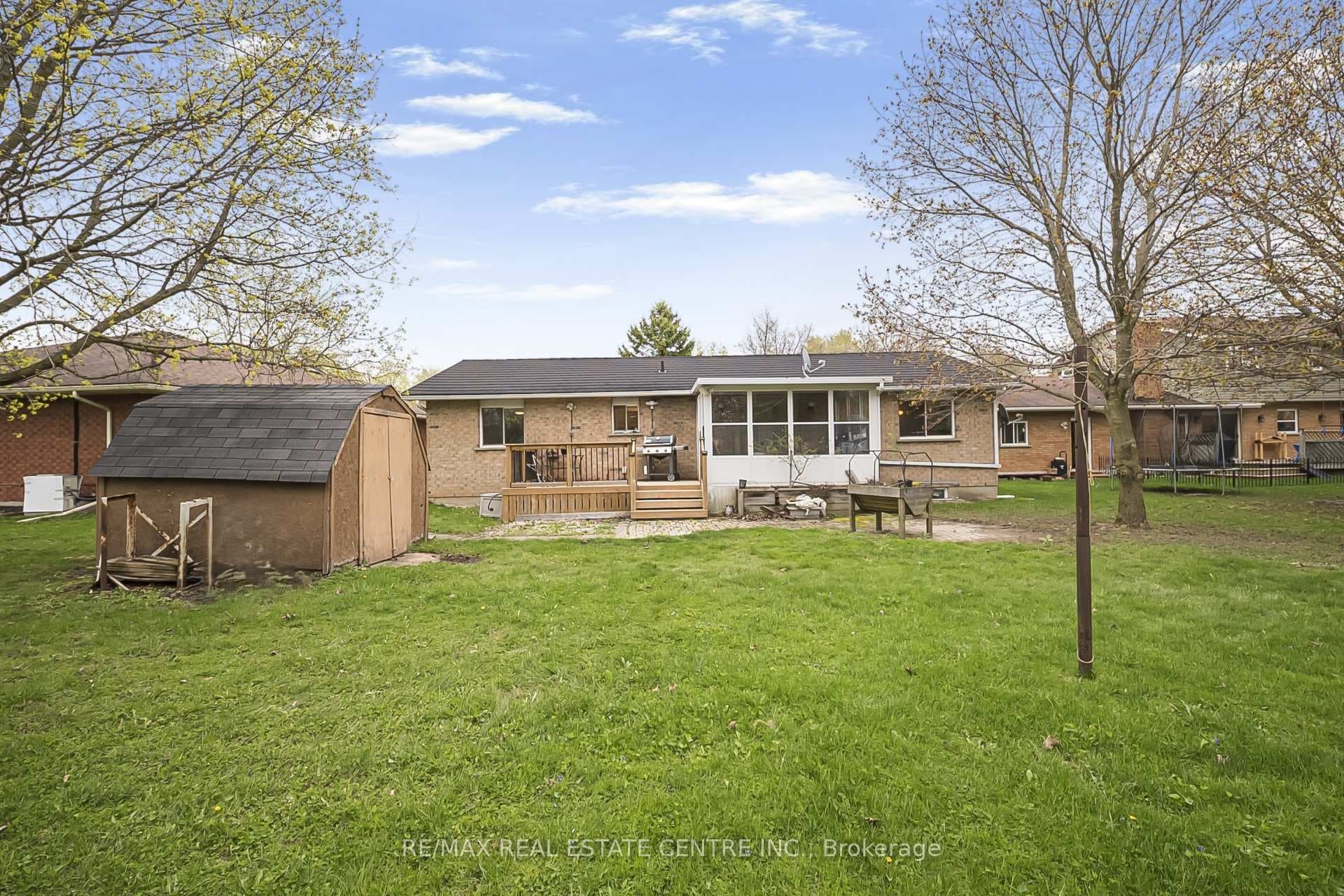 9 Village Road photo 35