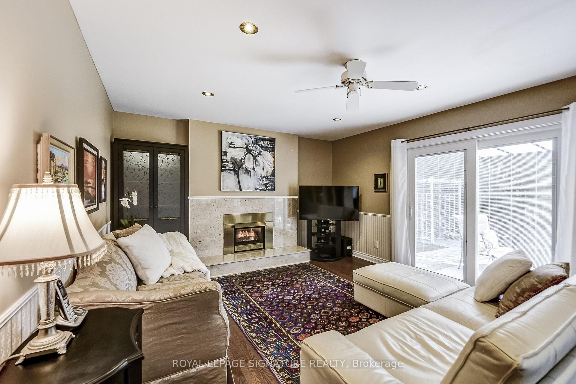 Open Concept Family w French Doors Gas F/P& W/O