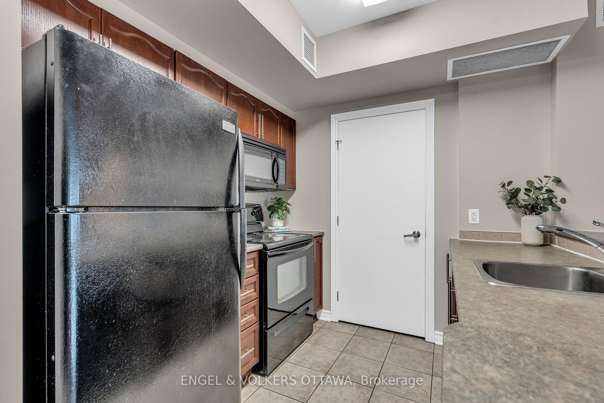 200 Rideau Street Unit 407 photo 7