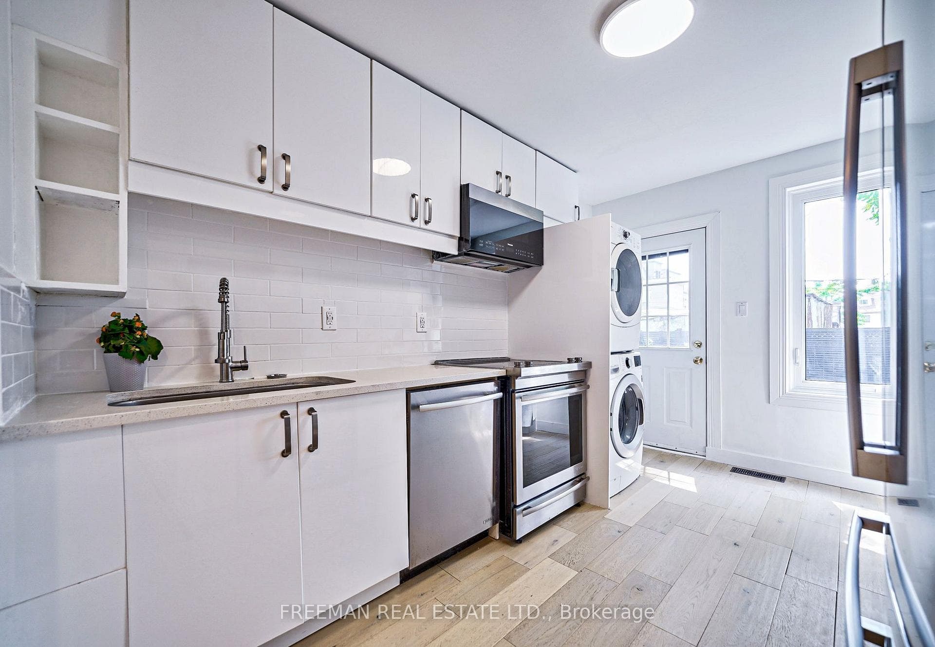 476 Clinton Street photo 9