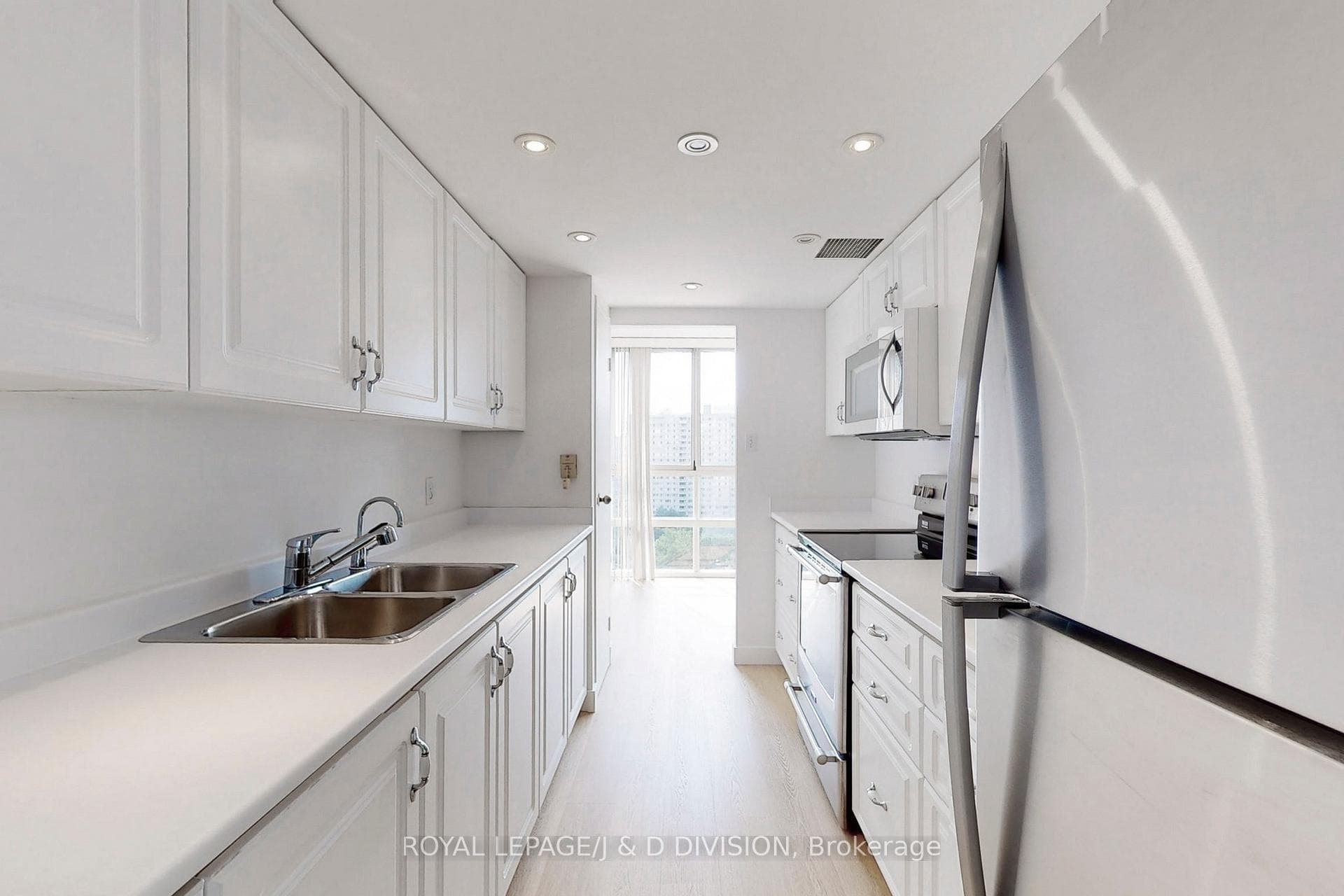 3650 Kaneff Crescent Unit 1503 photo 12