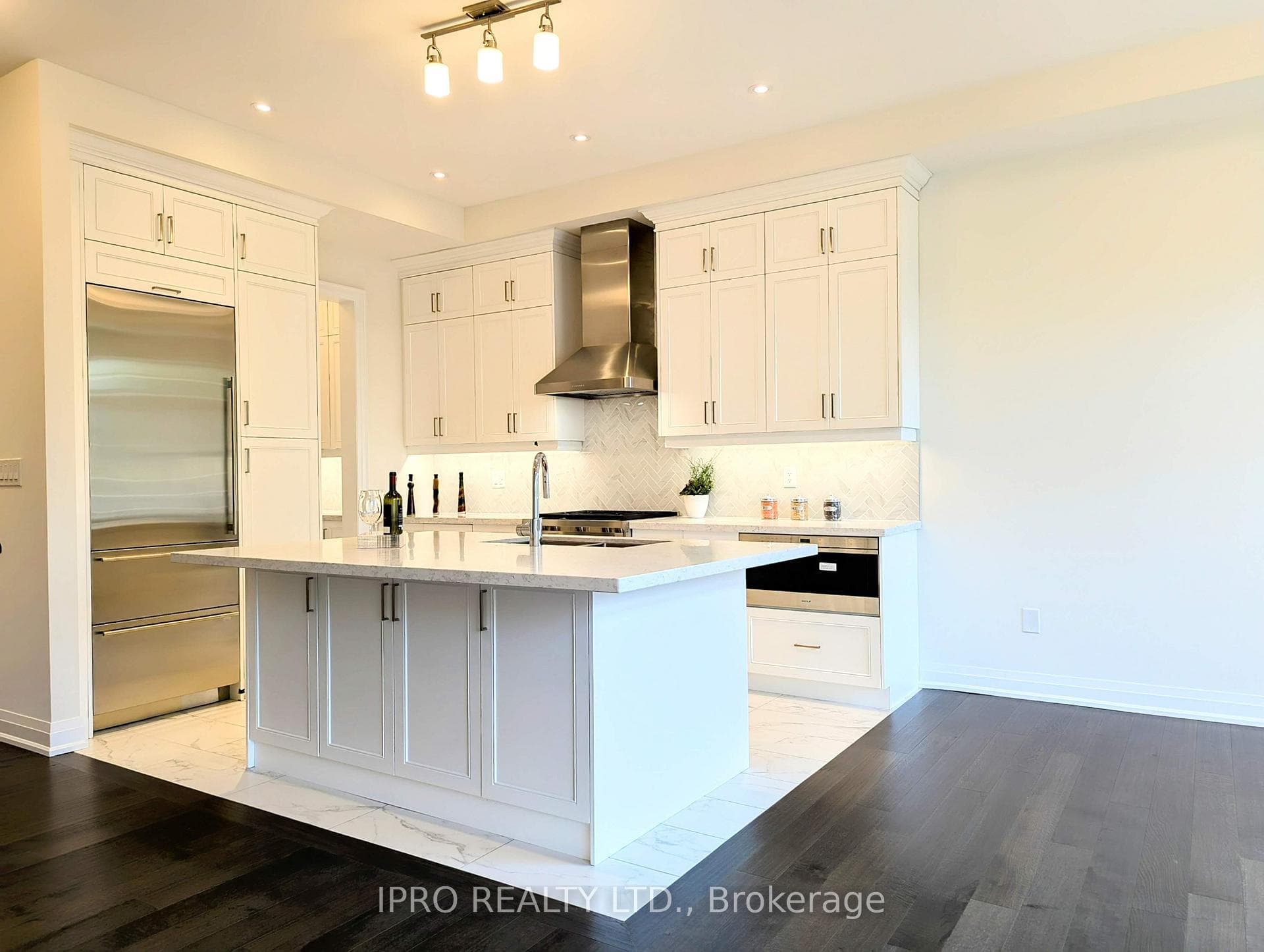 Kitchen Centre Island (Main Floor)