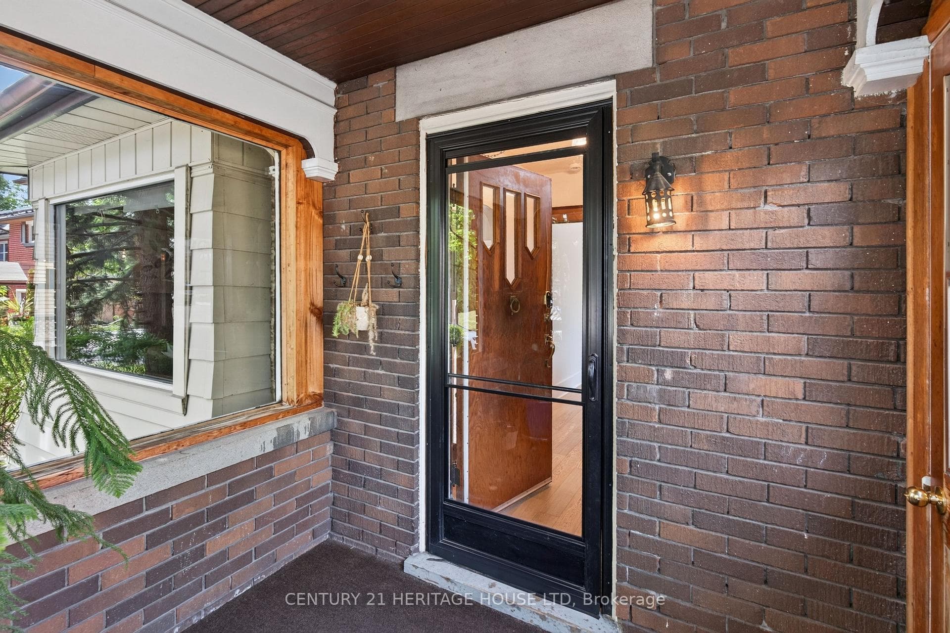 98 Roger Street photo 45