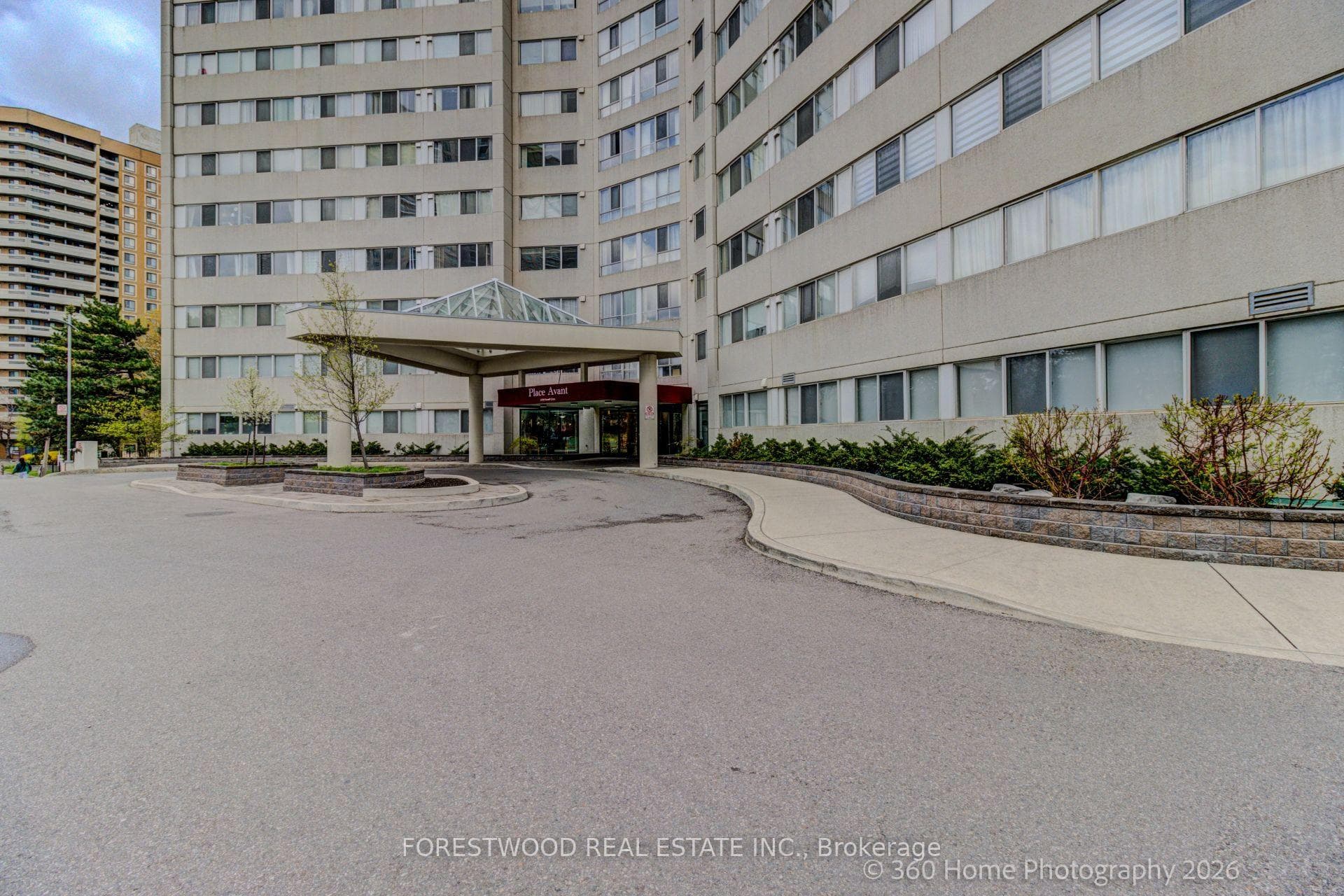 3700 Kaneff Crescent Unit 2202 photo 2
