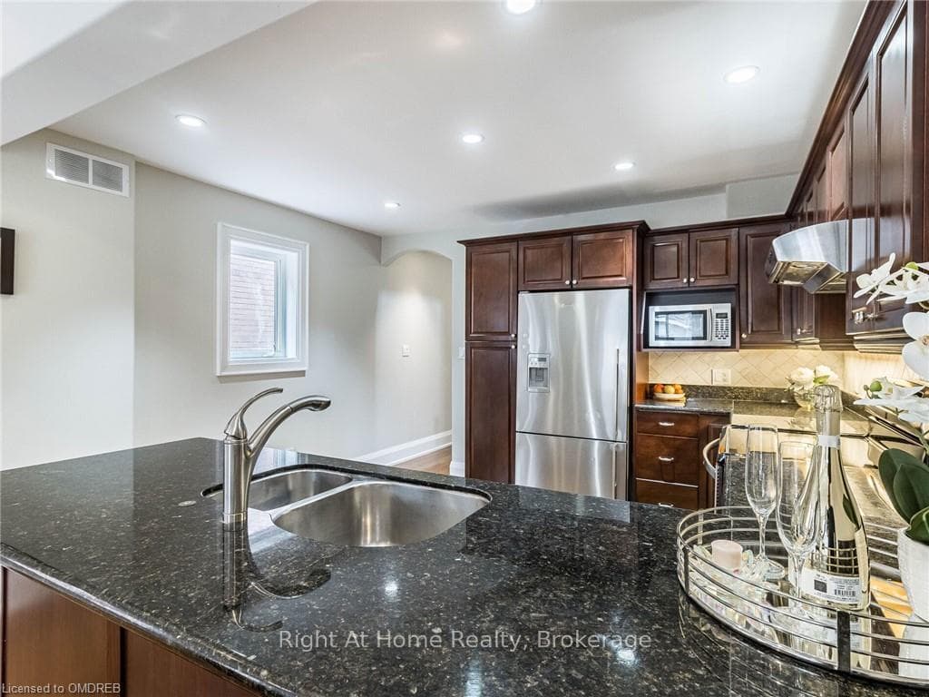 106 SIMPSON Avenue photo 16