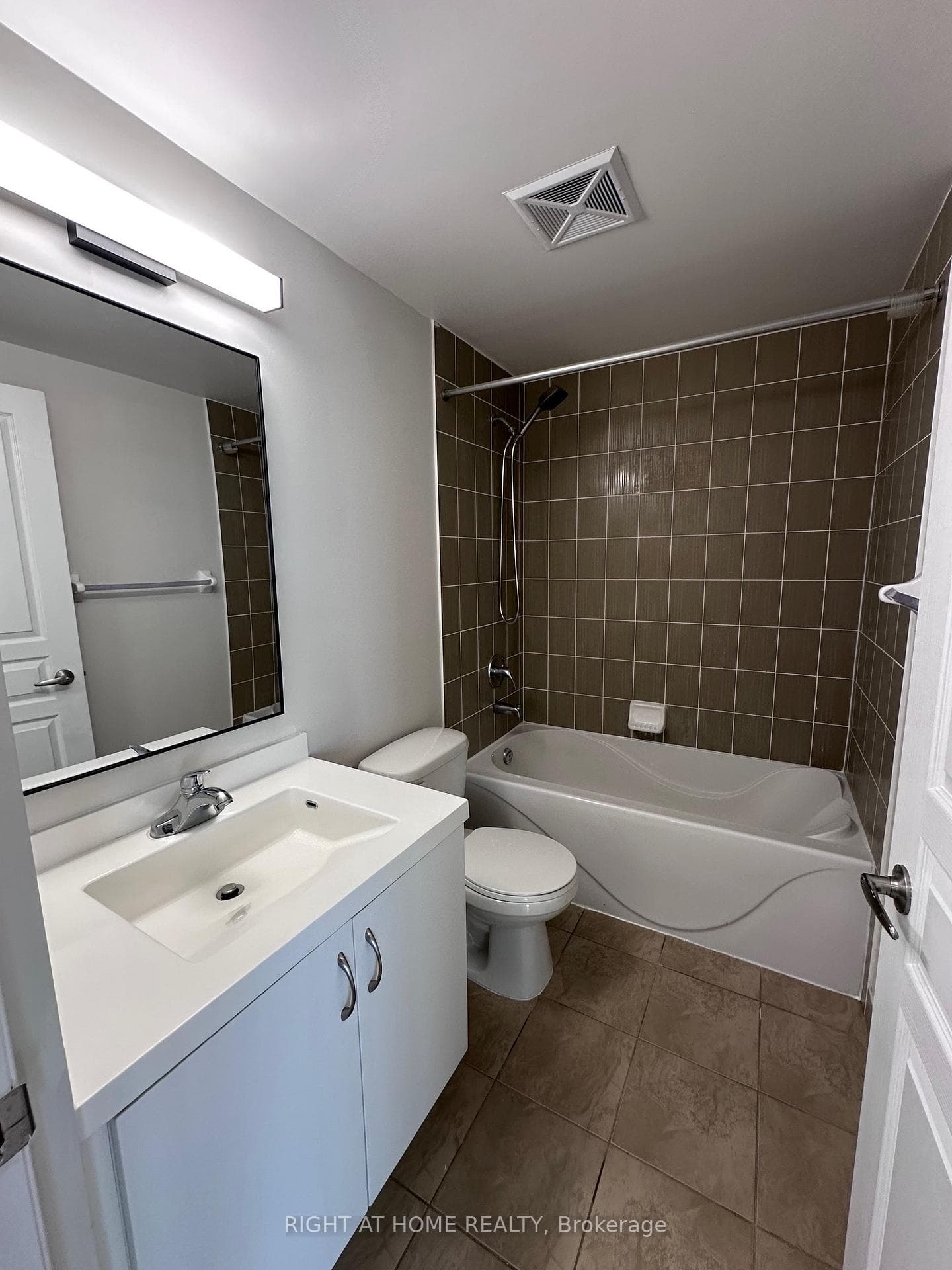 2240 Lakeshore Boulevard Unit 2707 photo 9