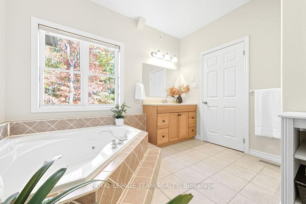 698 BARRYVALE Road photo 32