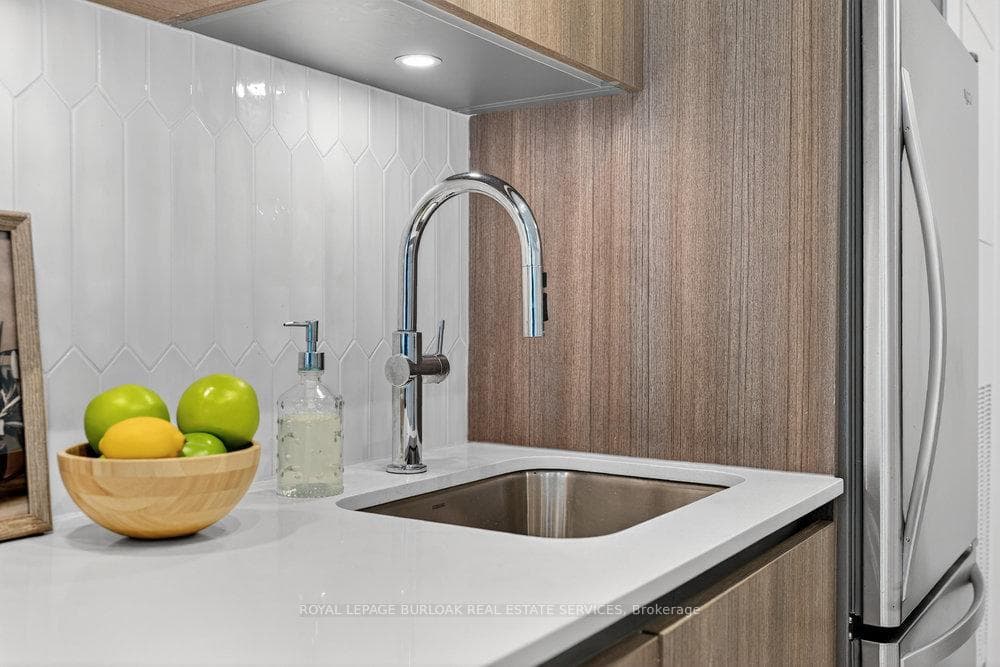 405 Dundas Street Unit 418 photo 11