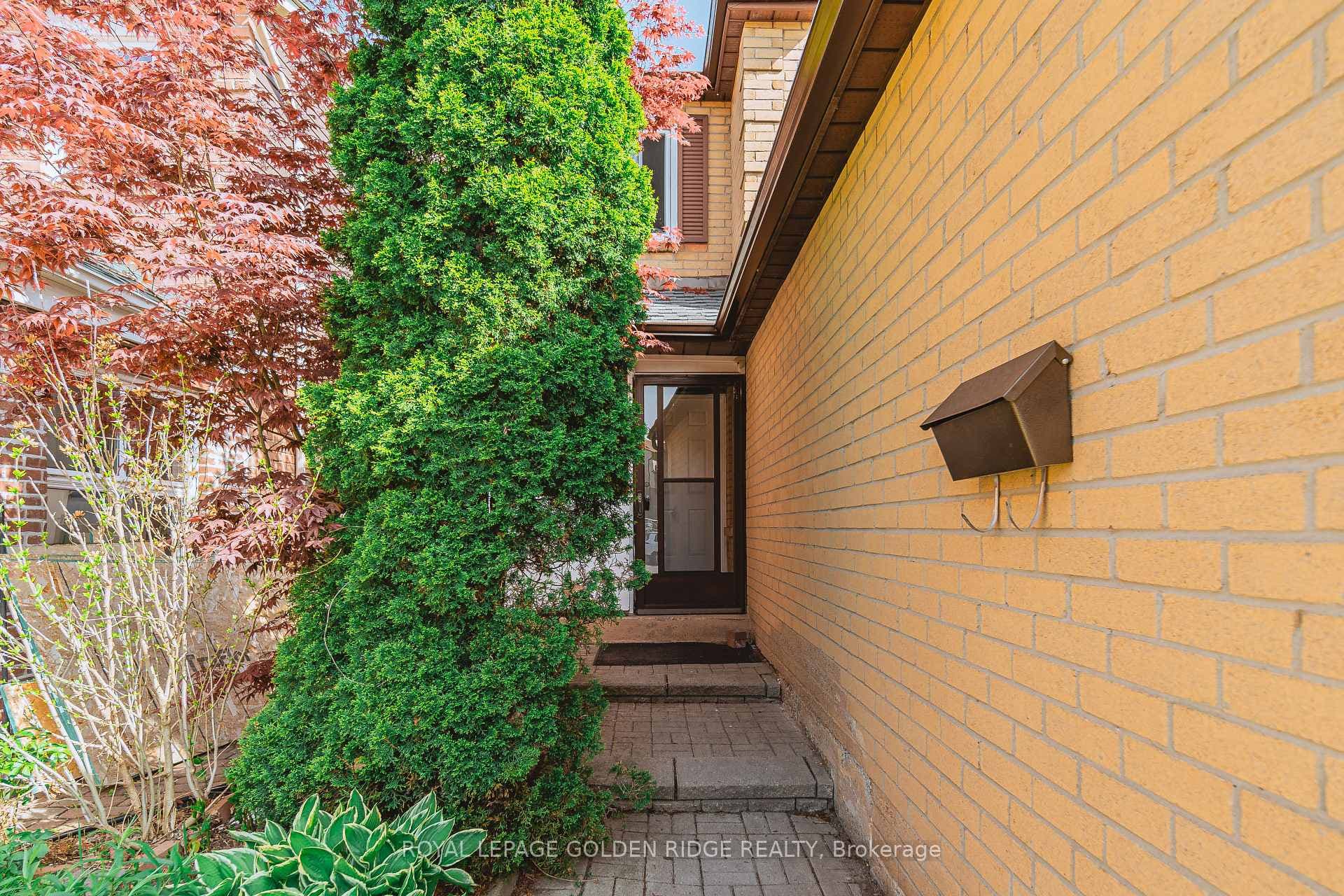 7 Split Maple Court photo 2