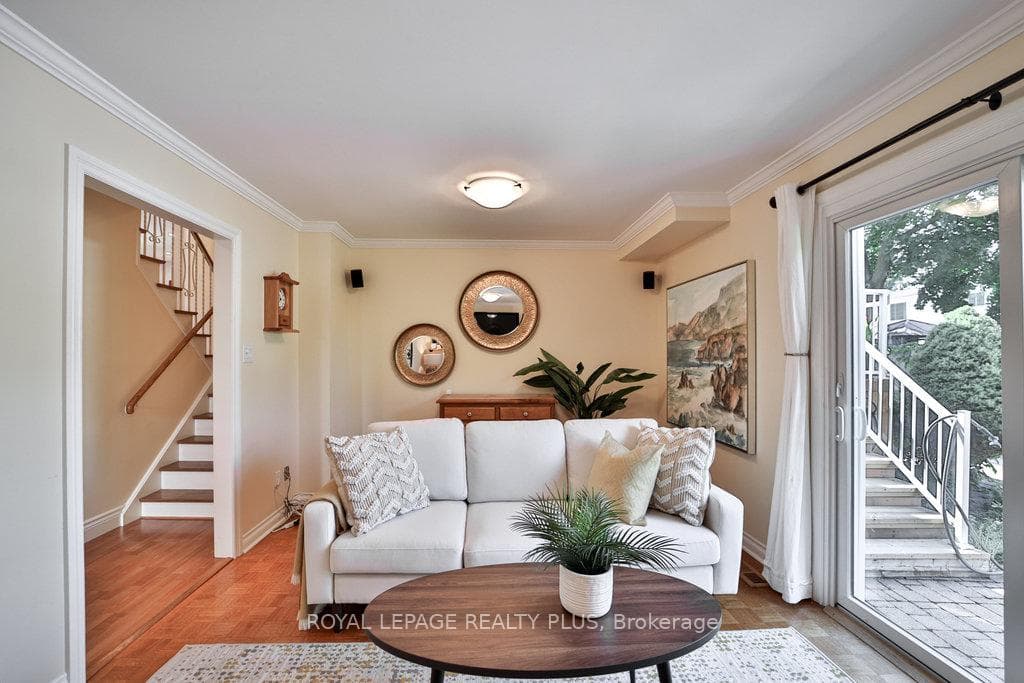644 Maclaren Drive photo 24