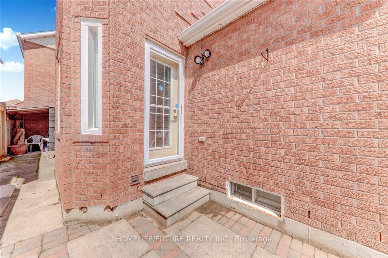96 Booth Crescent photo 38