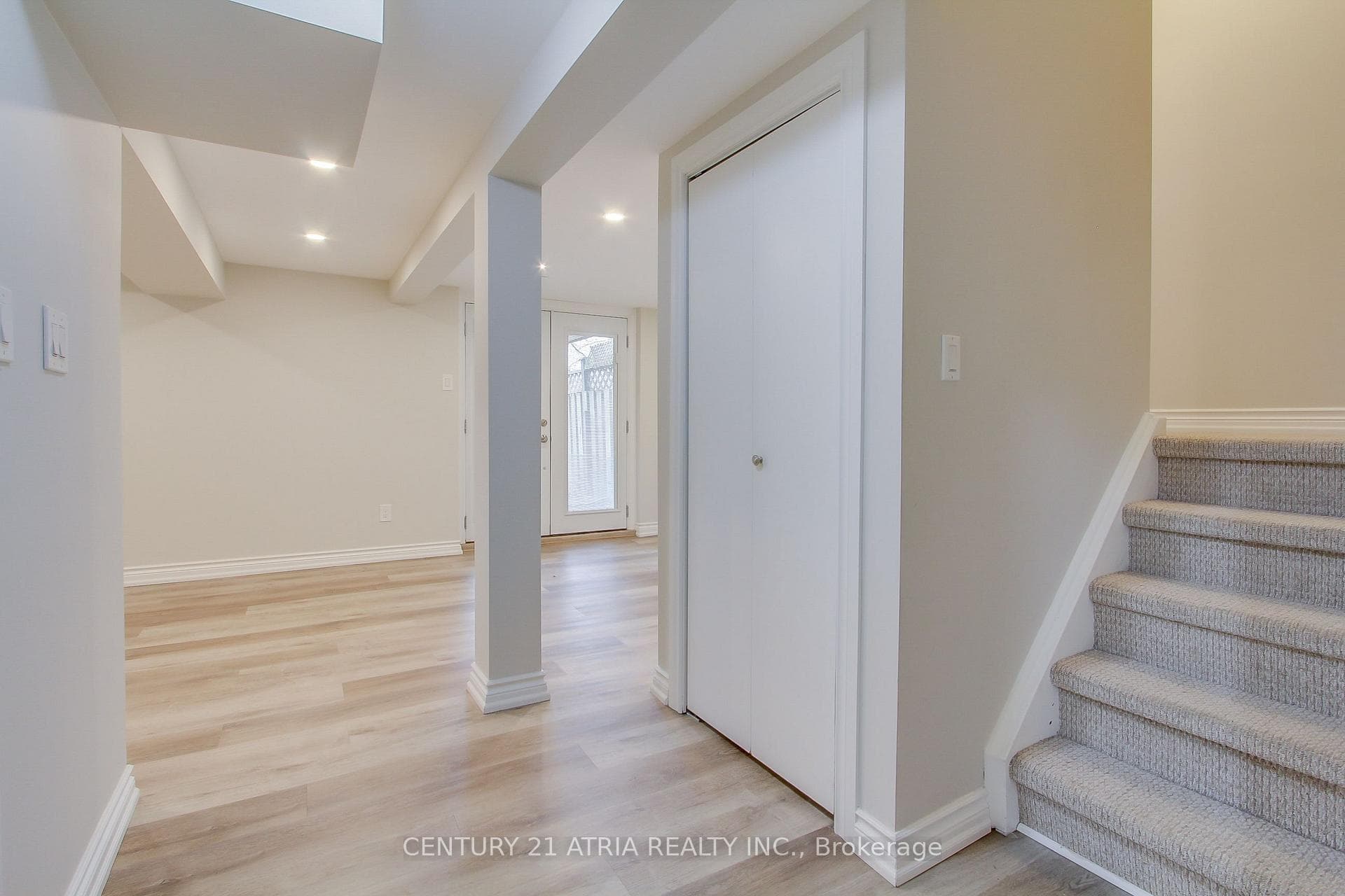 672 Elgin Street photo 26