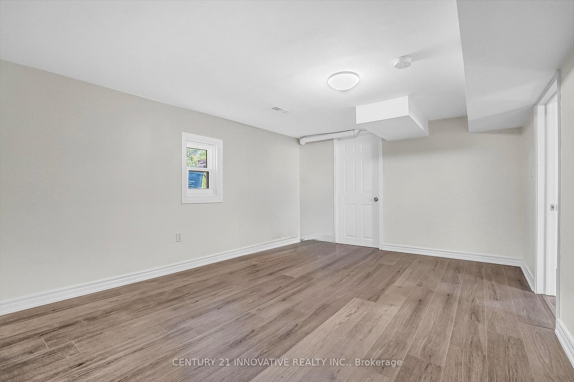612 Simcoe Street photo 13