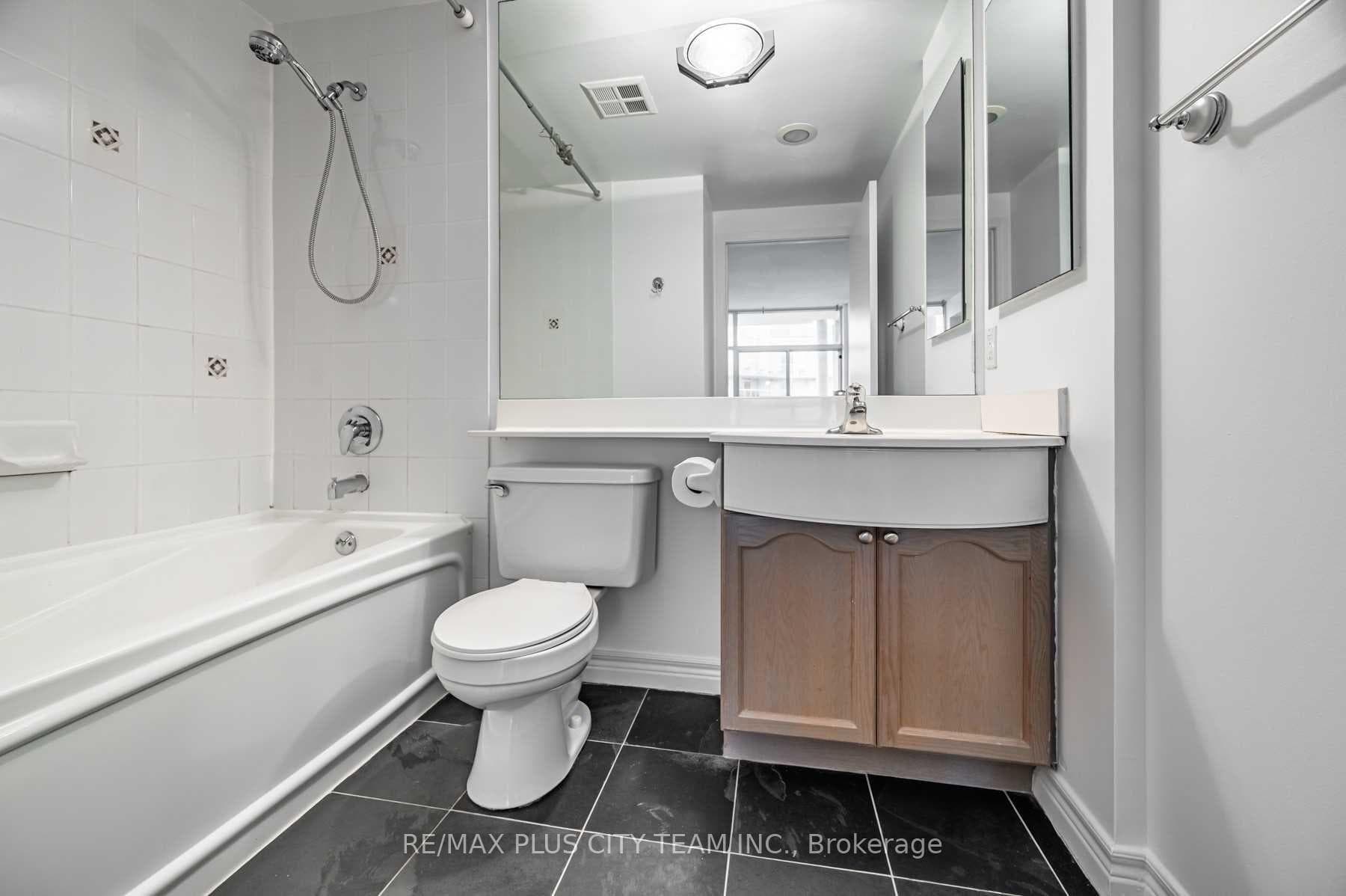 600 Queens Quay Unit SPH07 photo 19