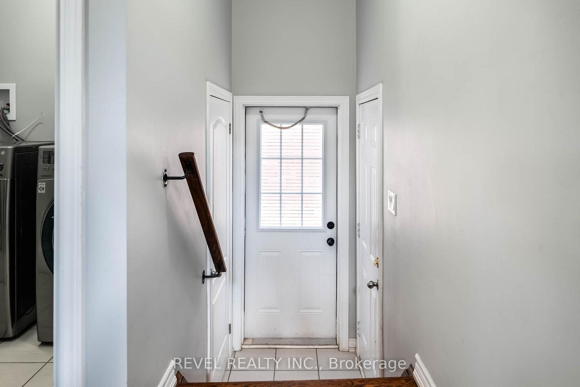 401 Tansley Street photo 10