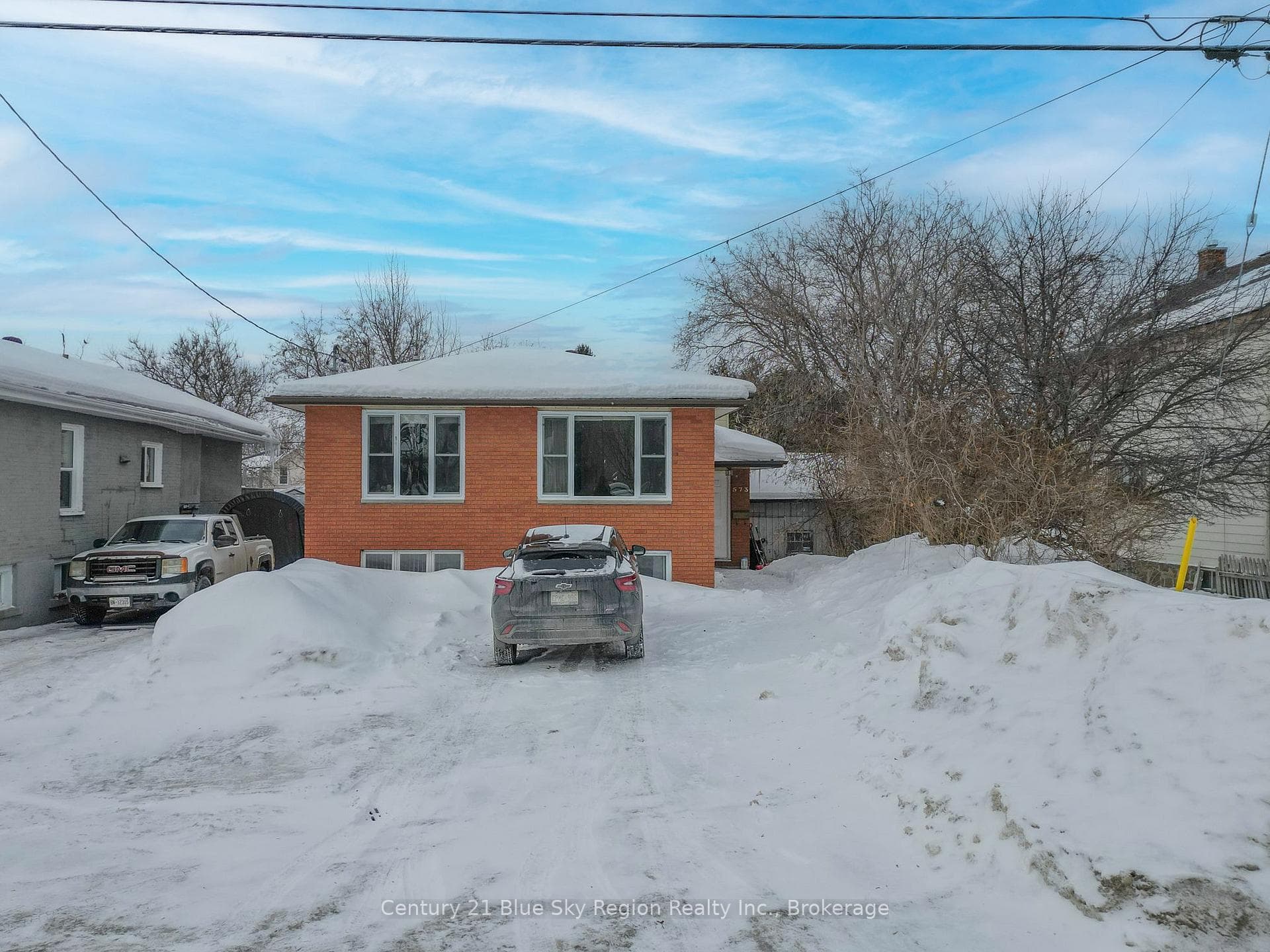 573 McLeod Street photo 2