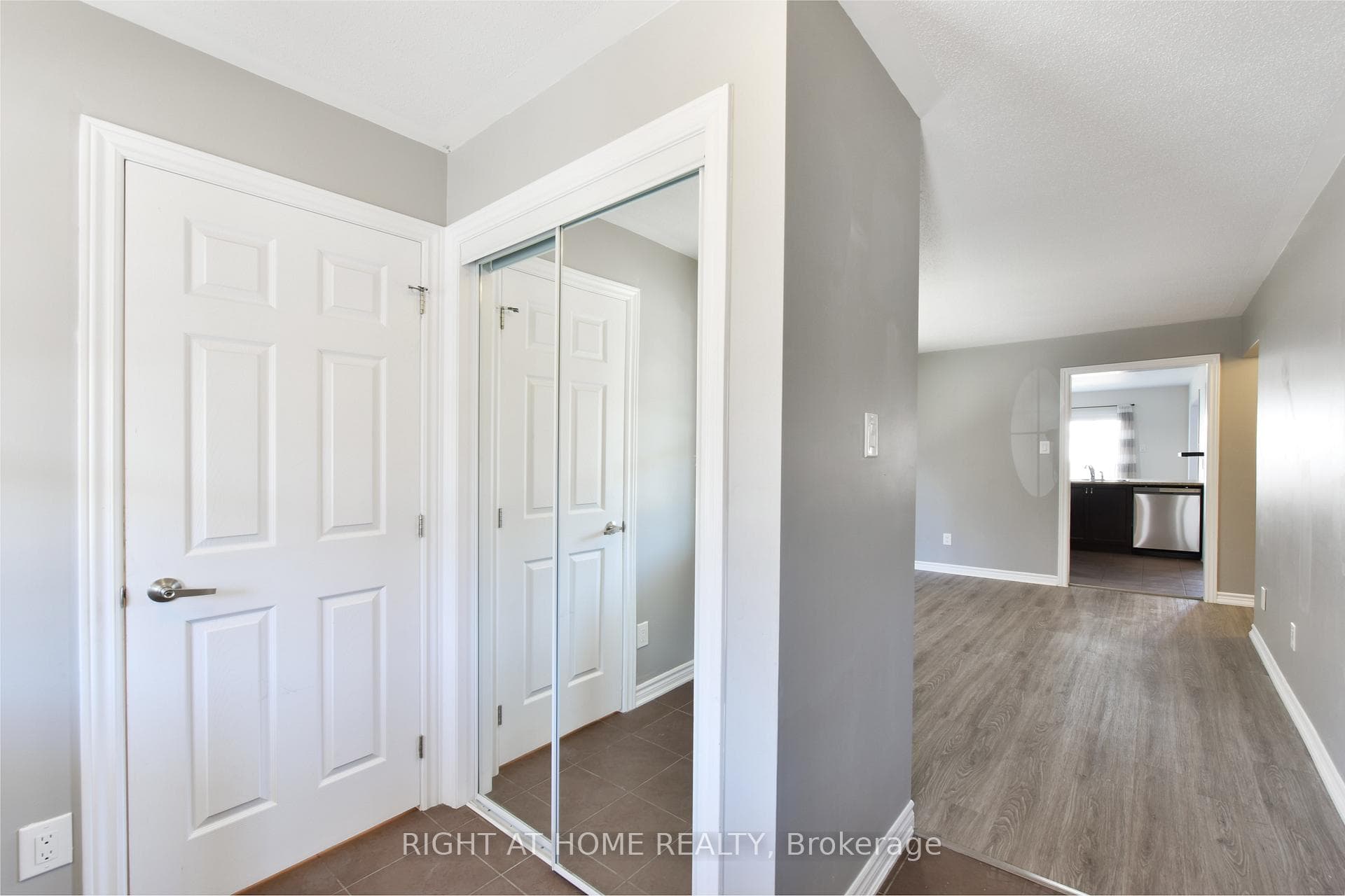 348 GALLANTRY Way photo 4