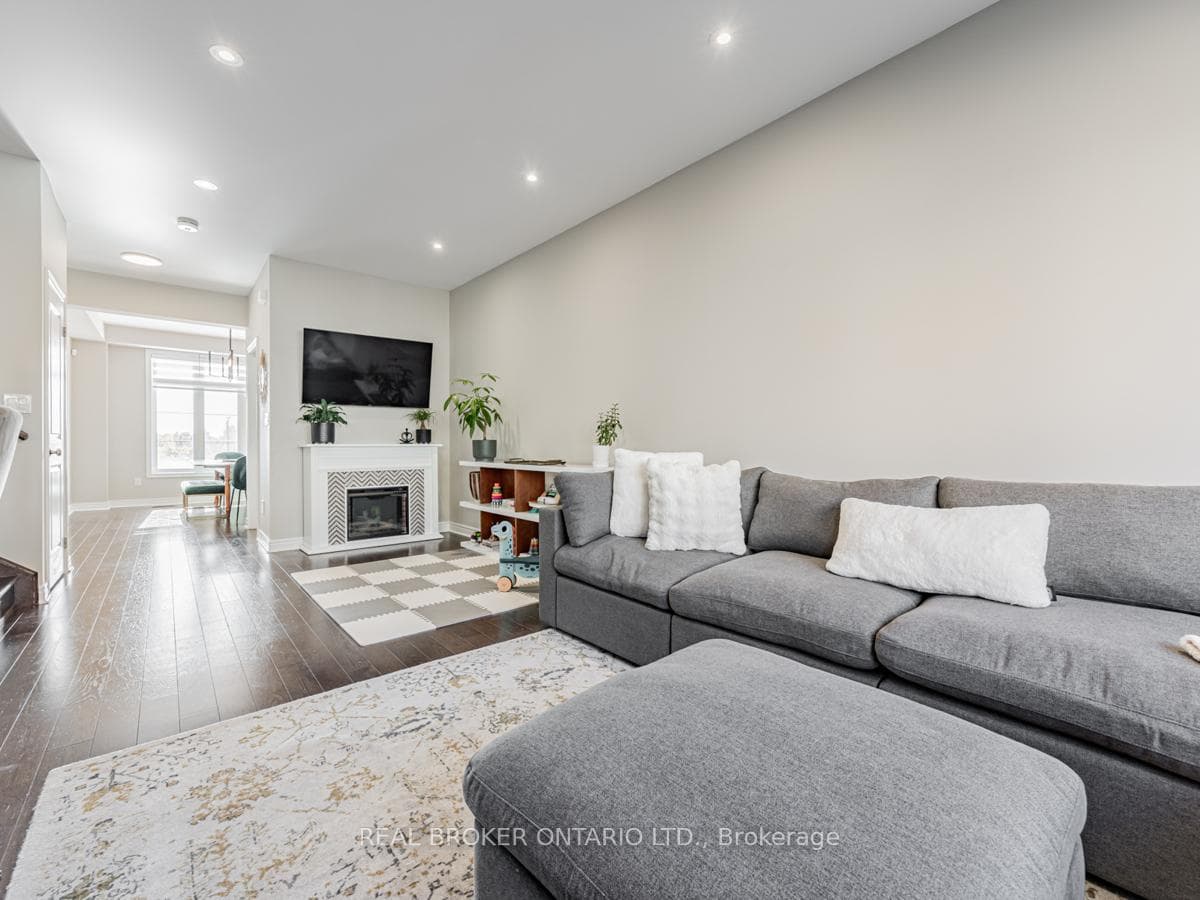 1185 Cactus Crescent photo 5