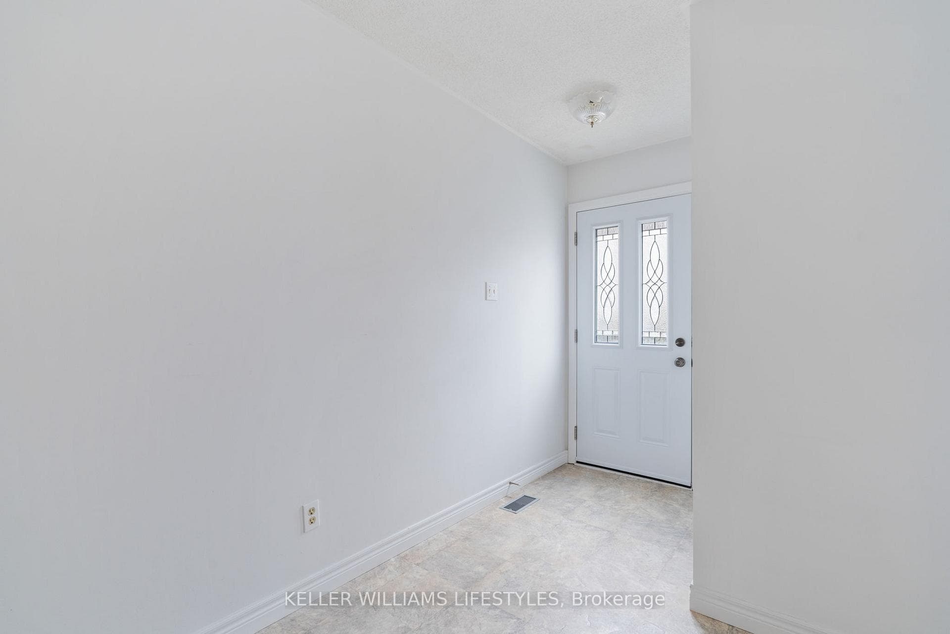 345 Everglade Crescent photo 4