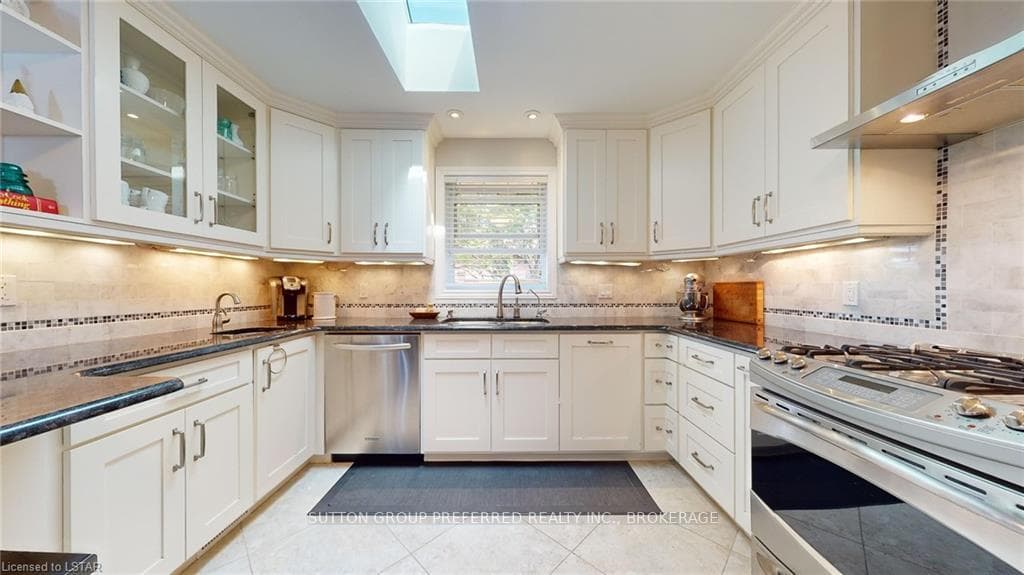 327 CANTERBURY Place photo 14