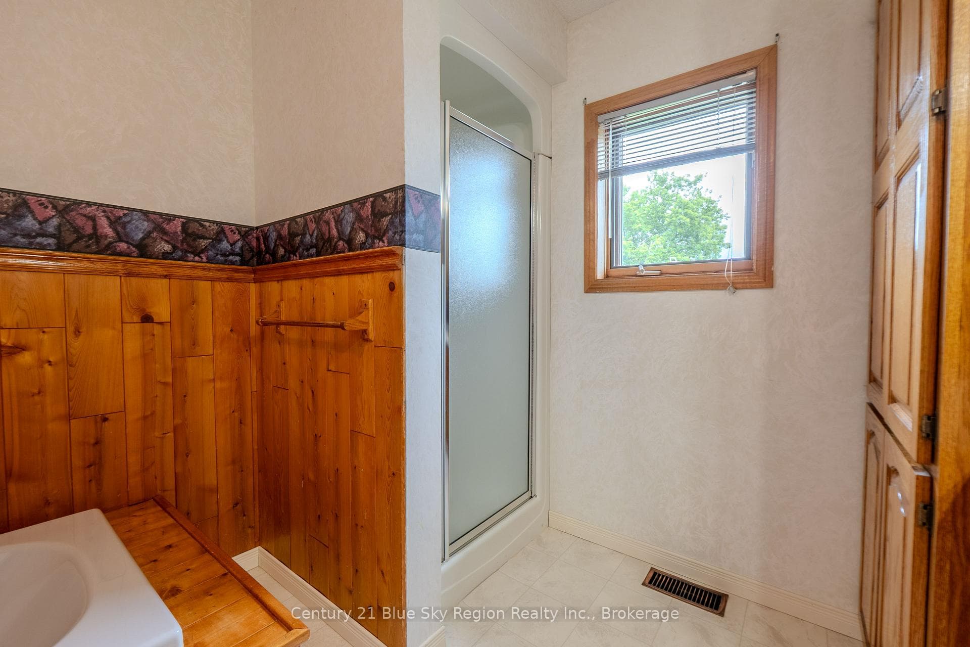 243 Southview Crescent photo 24