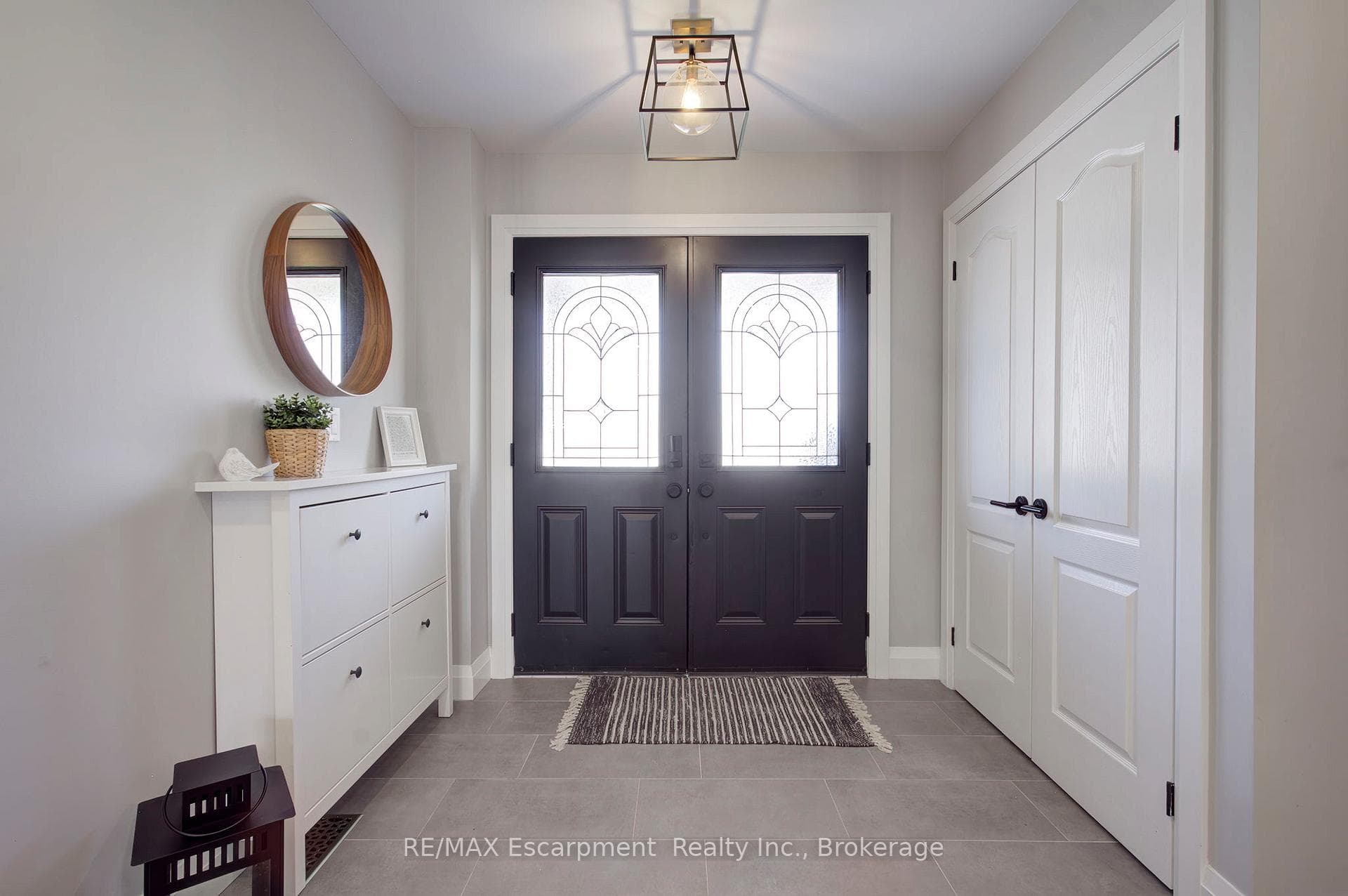 4868 Capri Crescent photo 5
