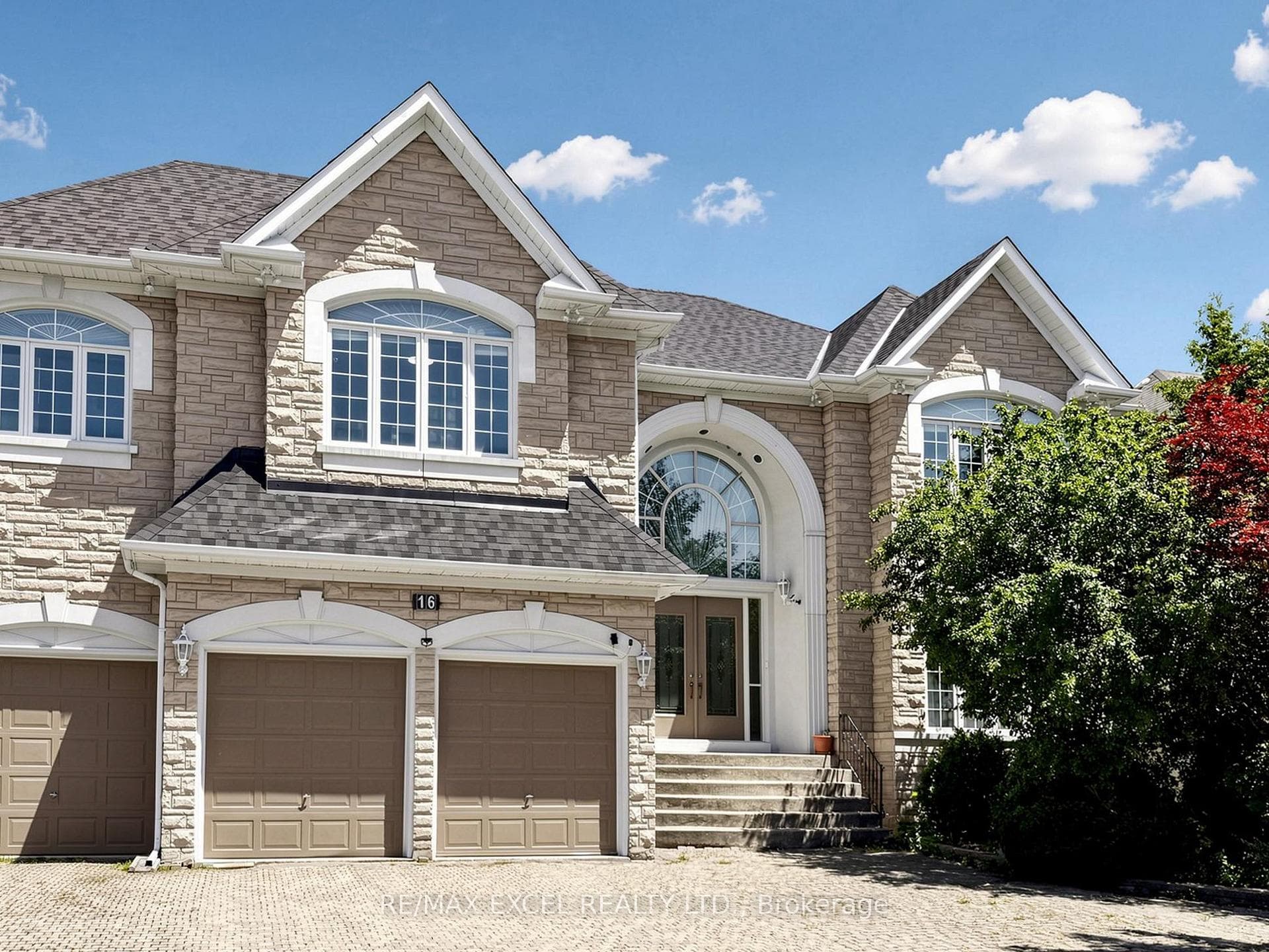 16 Frybrook Crescent photo 3