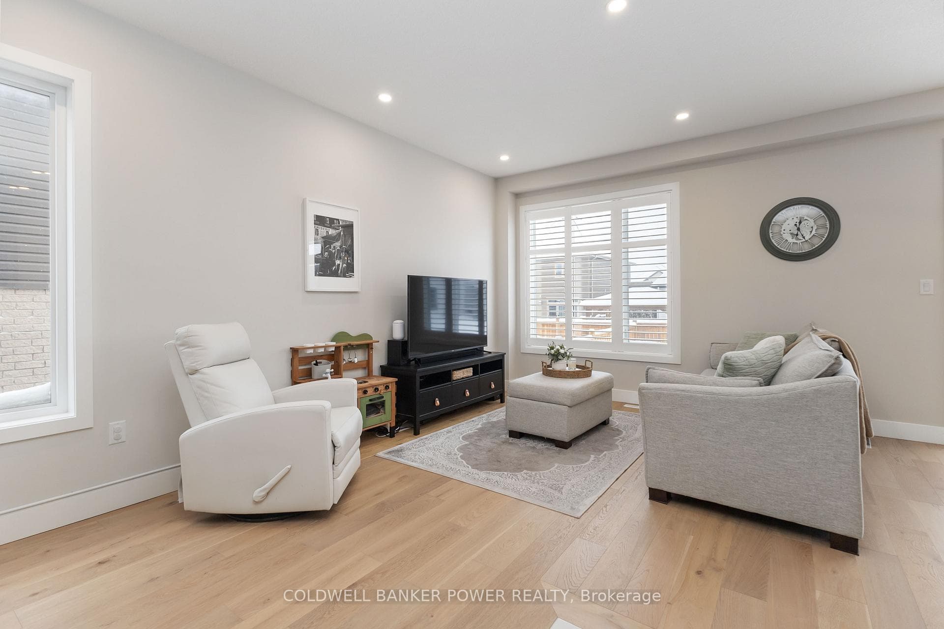 405 Edgevalley Road photo 10