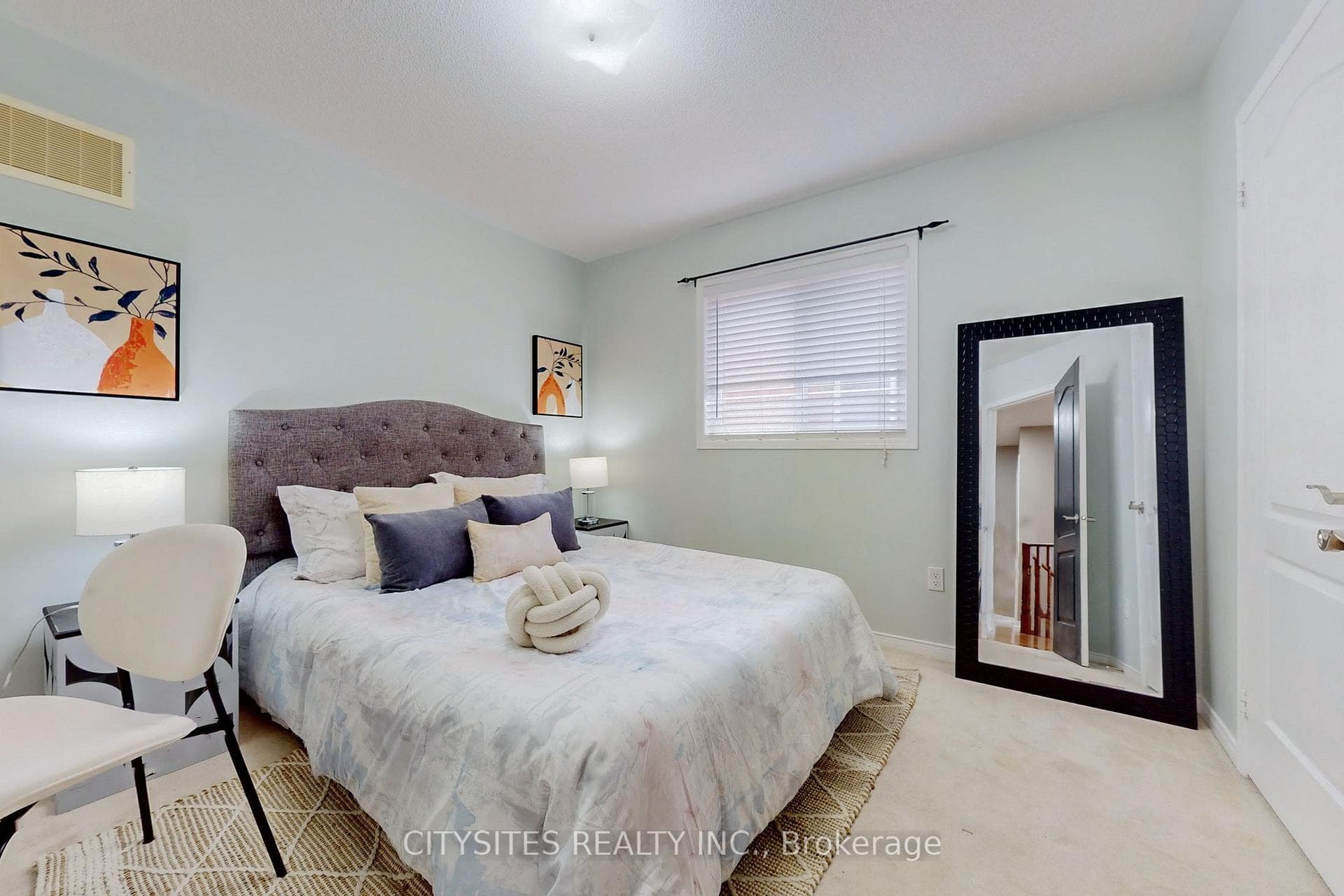 124 Crown Victoria Drive photo 33