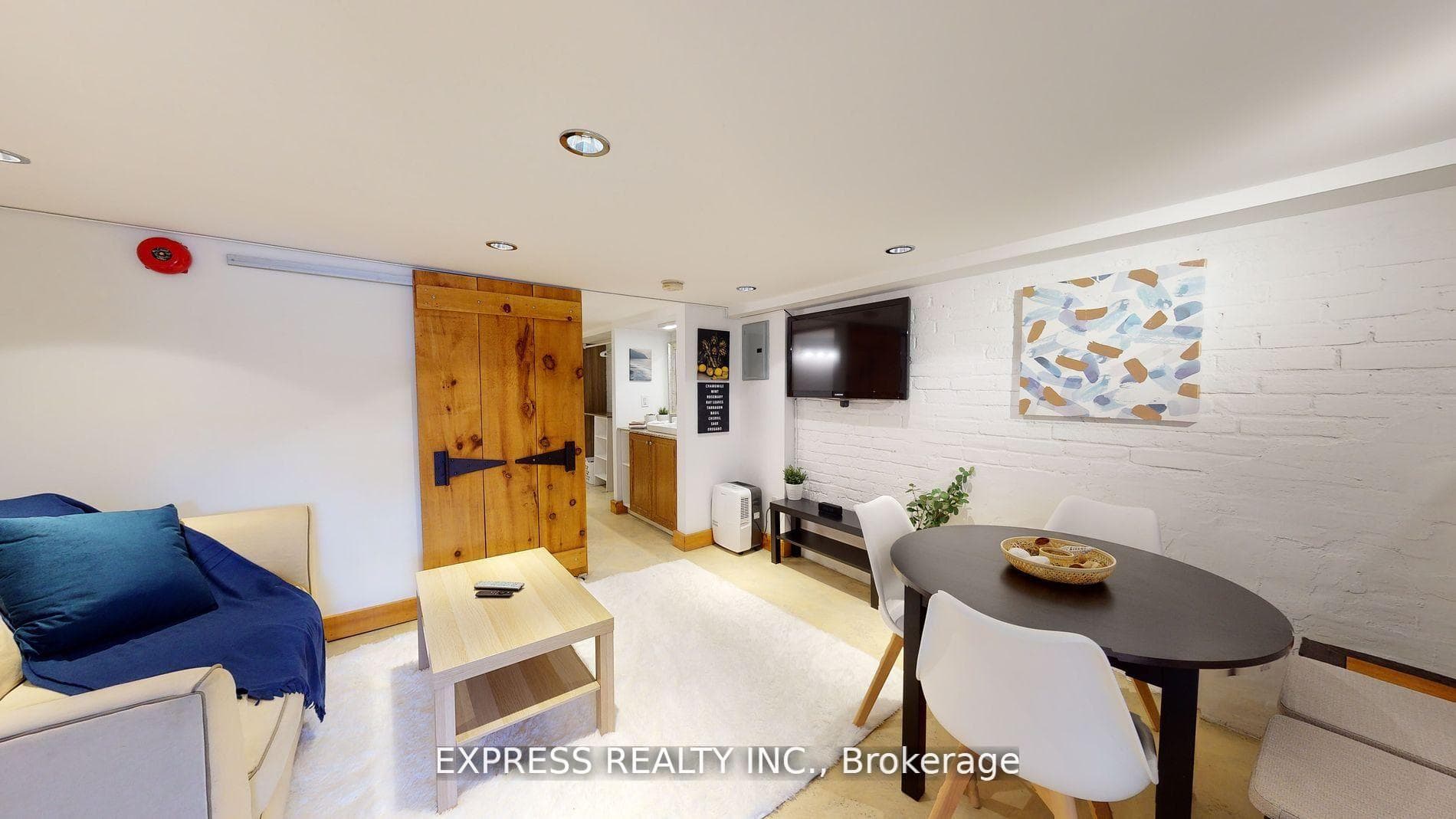 146 Blackthorn Avenue Unit Lower photo 6