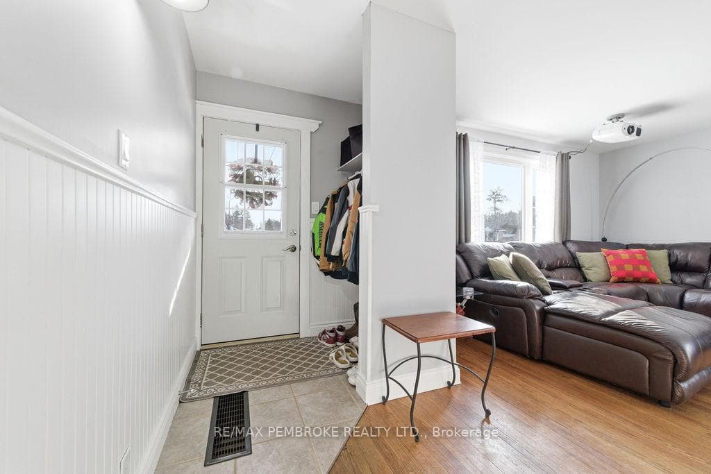 2 Oelke Street photo 4