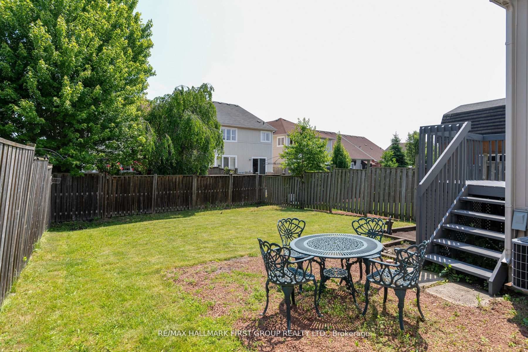 1300 Ashgrove Crescent photo 3