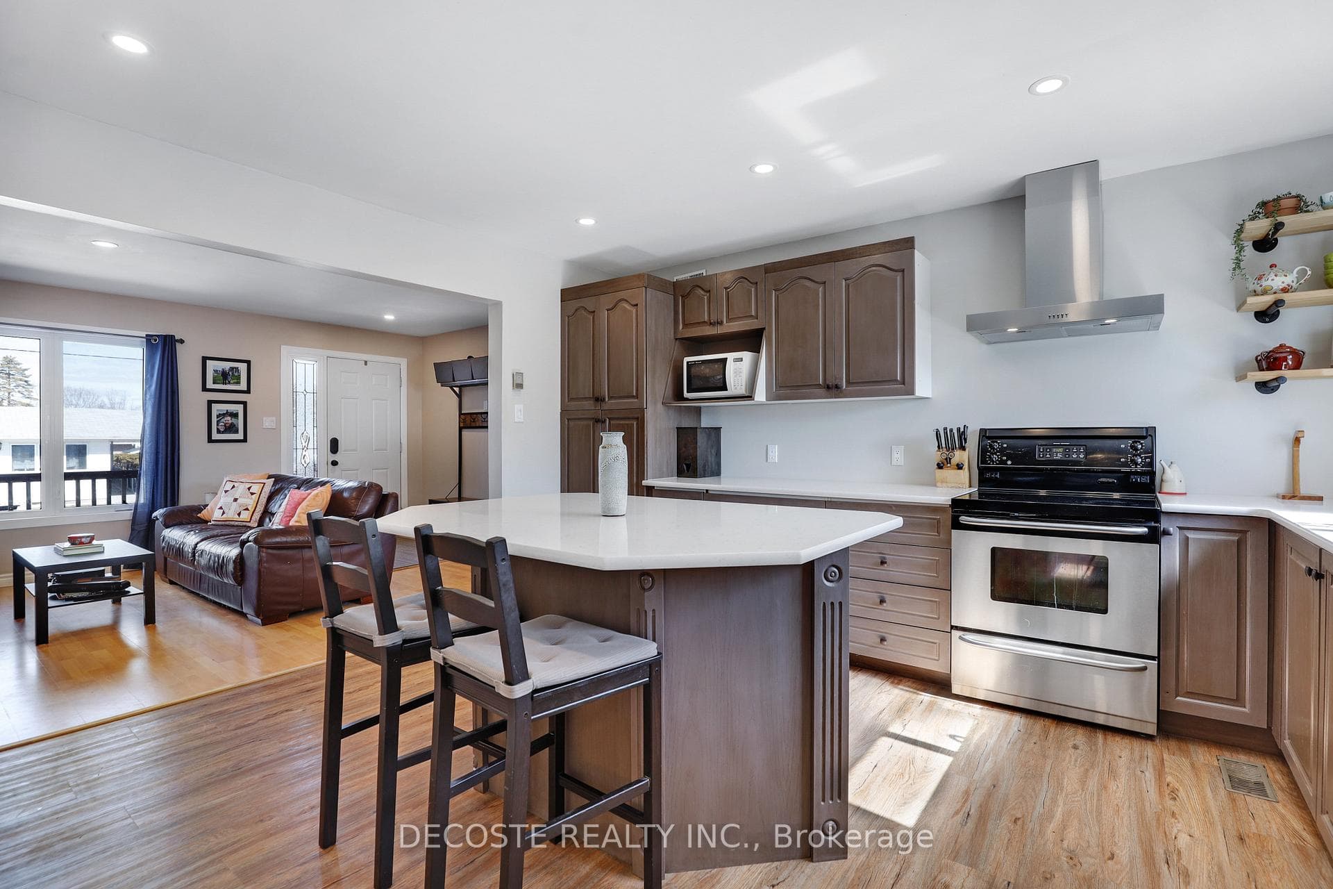 877 Queen Street photo 16