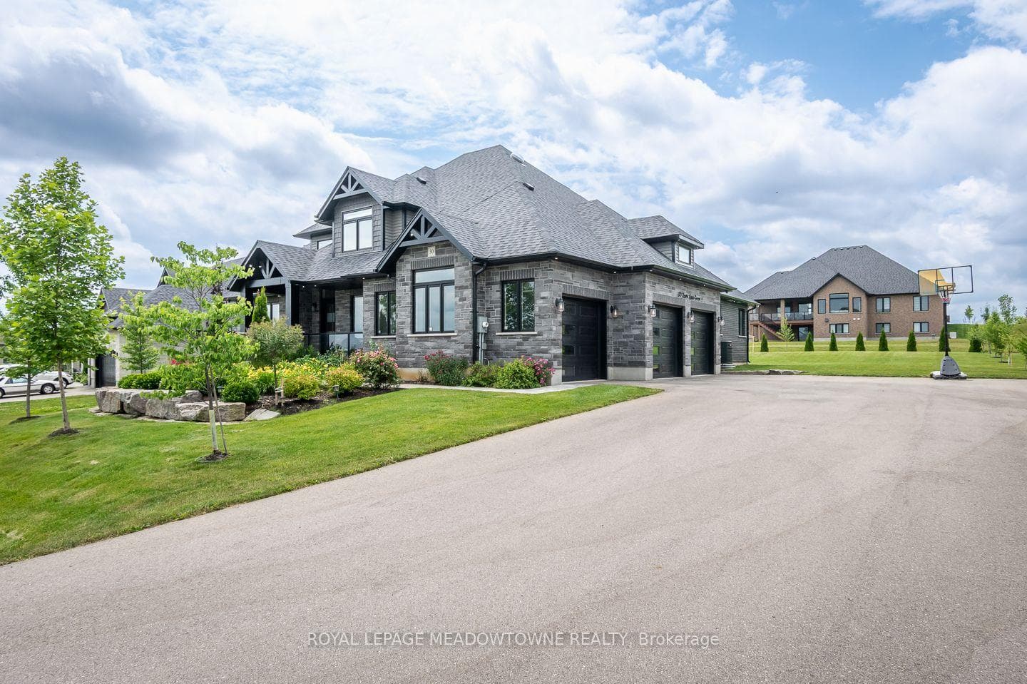 30 Charles Currie Crescent photo 2