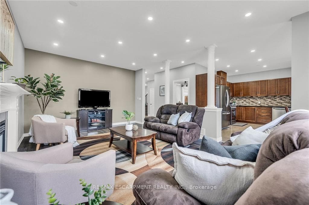 147 Garinger Crescent photo 7