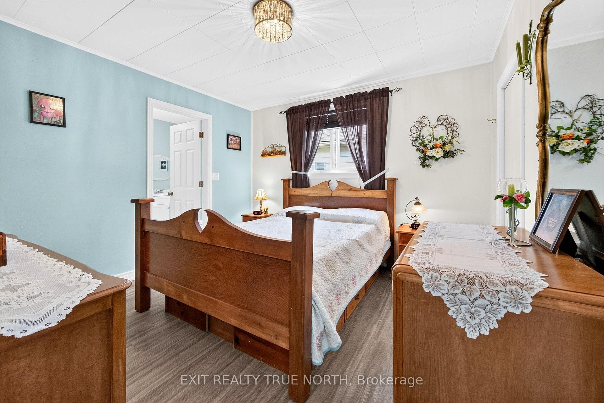 320 Yonge Street photo 10