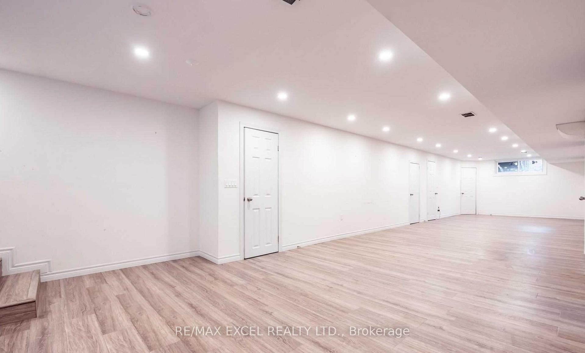 899 Glen Street photo 3