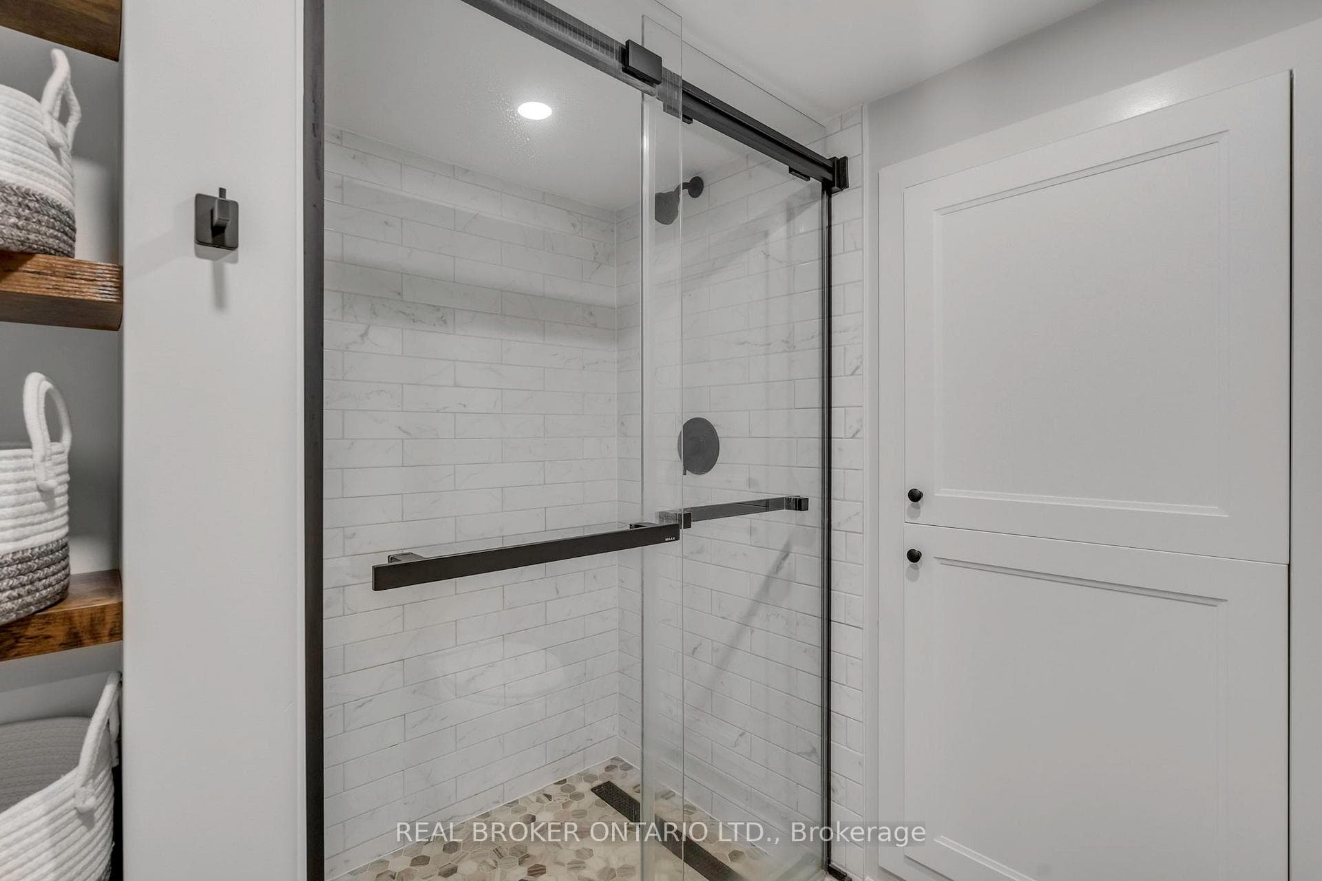 40 Montcalm Place photo 32