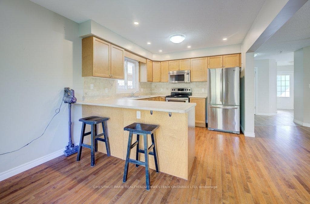 404 Tealby Crescent photo 13
