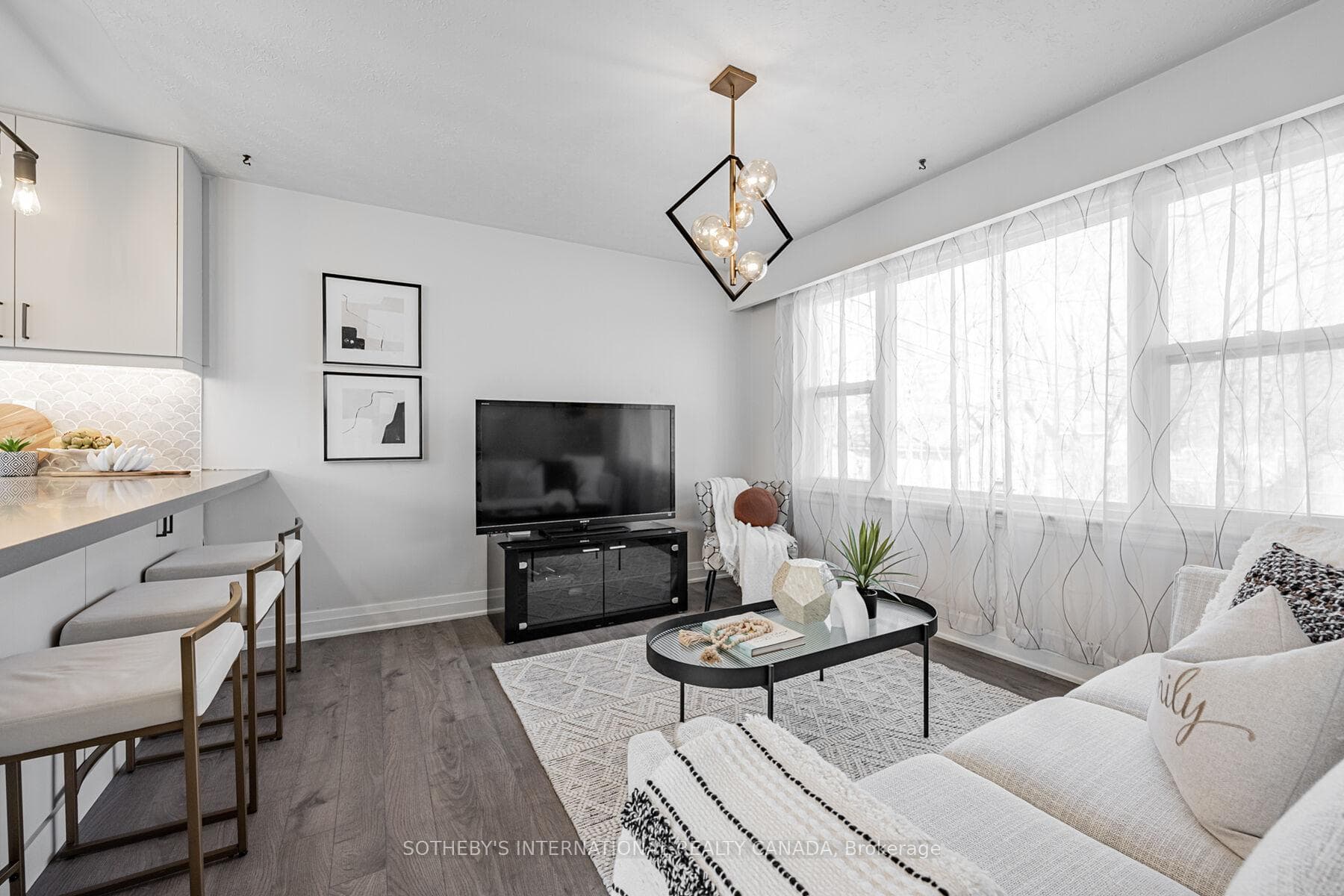 4075A Lawrence Avenue photo 4