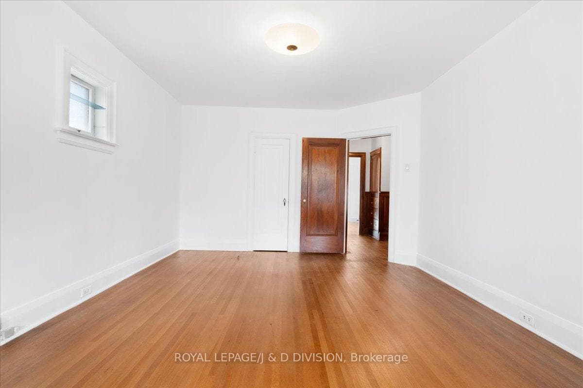 32 Roe Avenue photo 17
