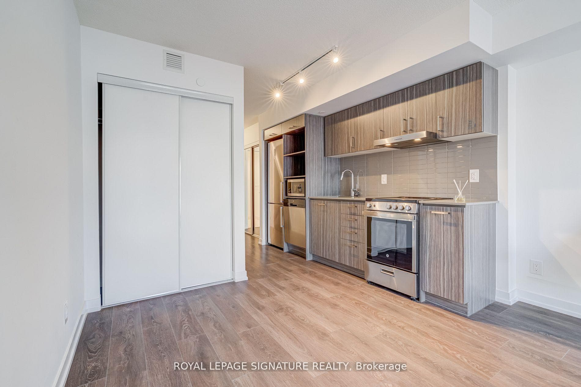 219 Dundas Street Unit 810 photo 8