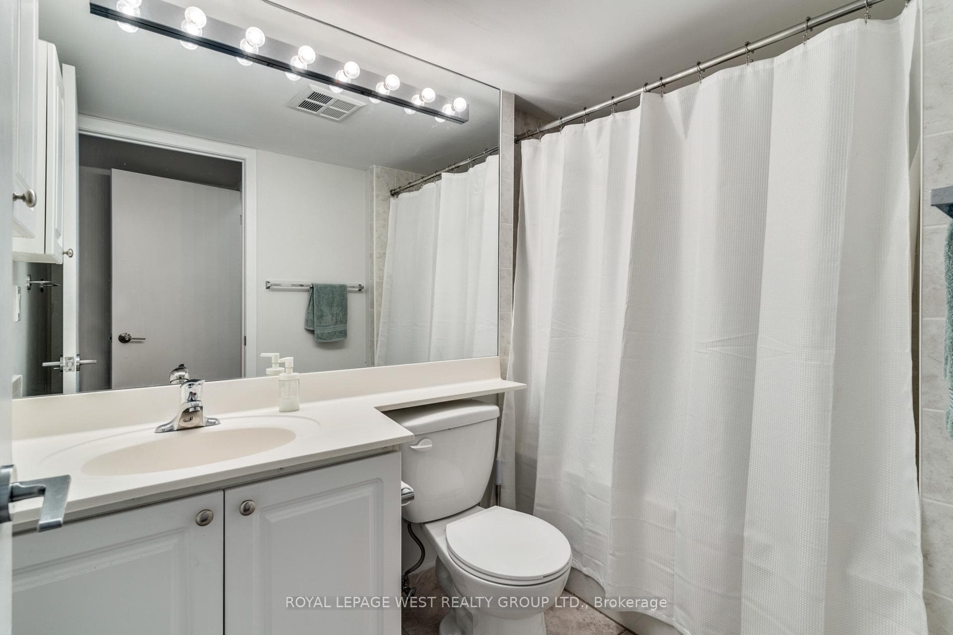 219 Fort York Boulevard Unit 703 photo 6