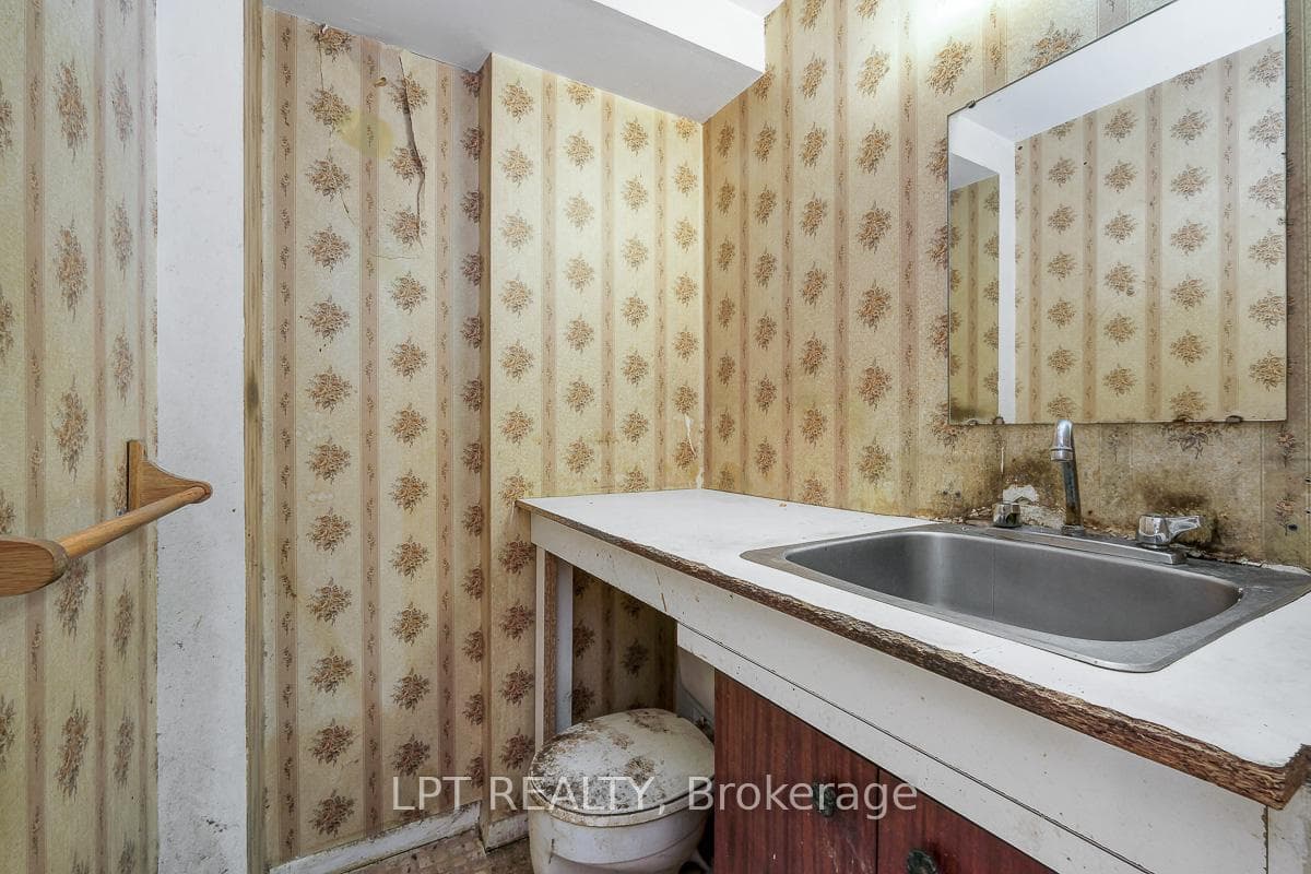 33 Estelle Crescent photo 18