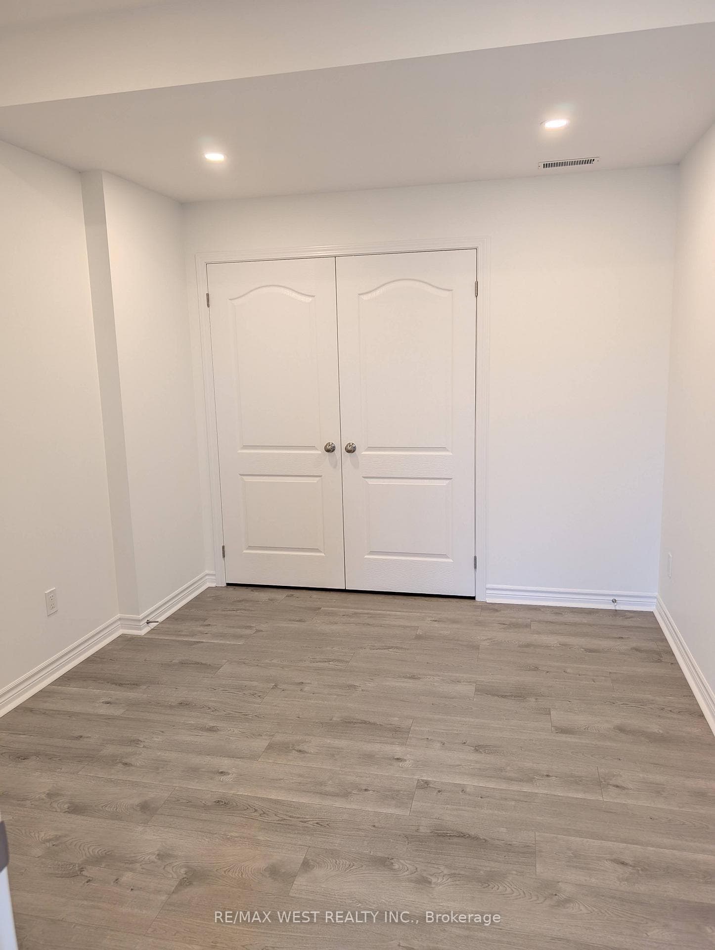 558 Somerville Drive photo 1