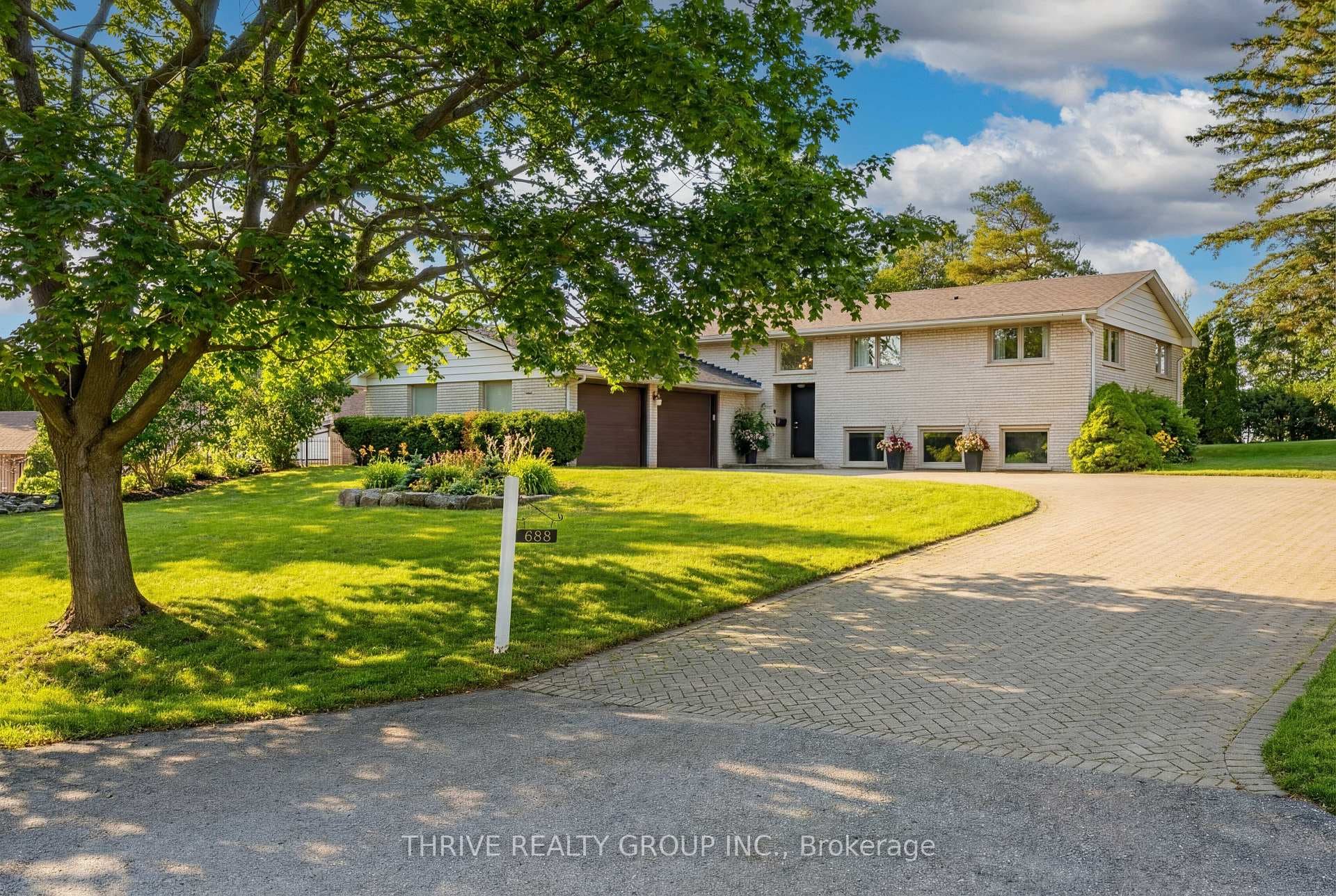 688 Westmount Hill Drive photo 1