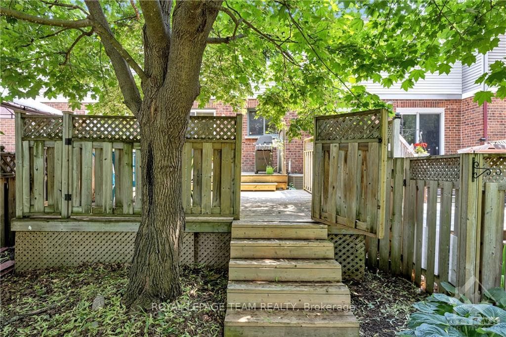 20 ASHPARK Crescent photo 3